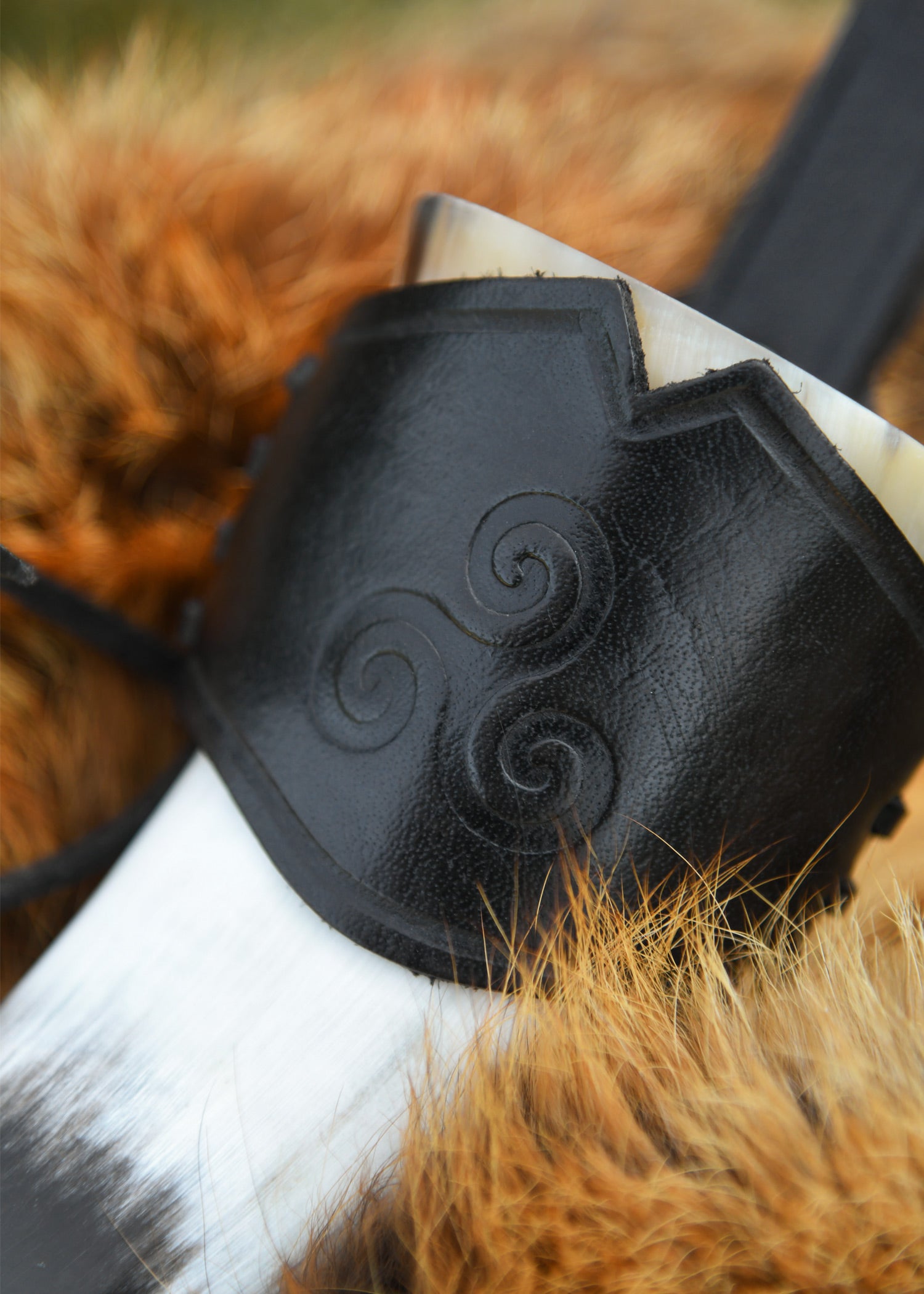 Imagen única de: Soporte Para Cuerno De Cuero Para Beber, Triskele Grabado, Negro, Varios Tamaños