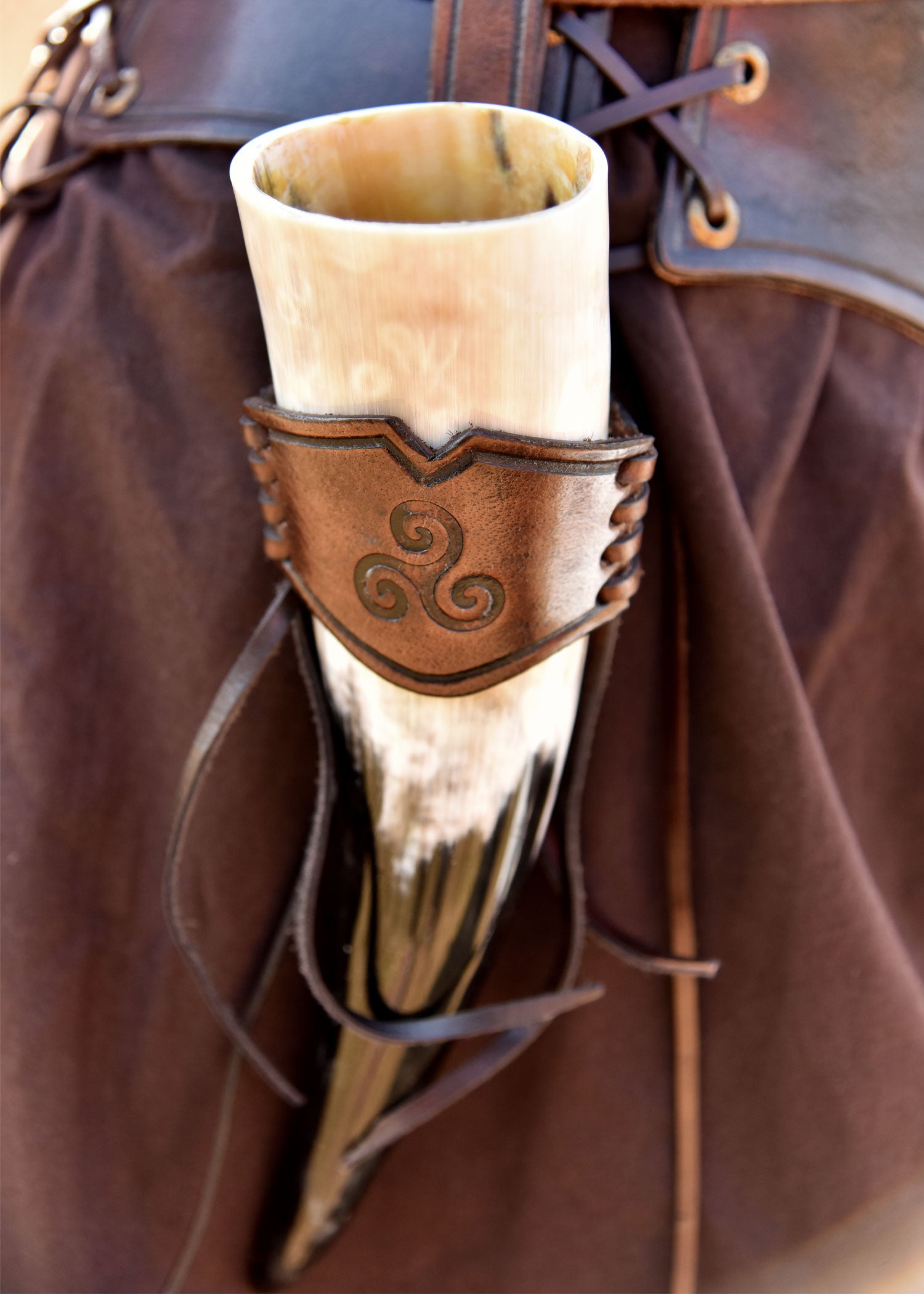 Imagen única de: Soporte De Cuero Para Cuerno Para Beber, Trisquel En Relieve, Marrón Oscuro, Varios Tamaños