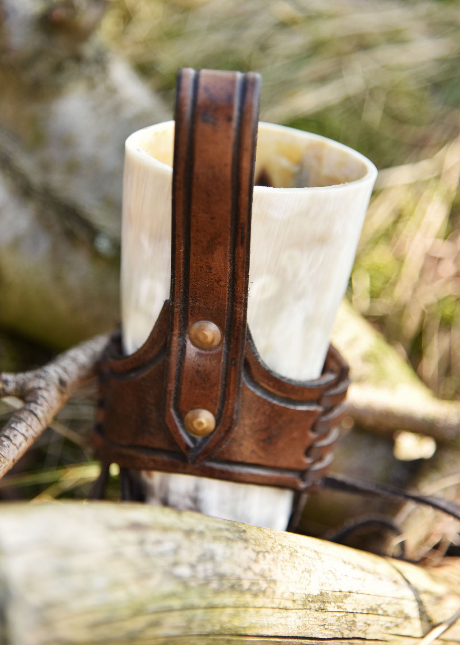 Imagen única de: Soporte De Cuero Para Cuerno Para Beber, Trisquel En Relieve, Marrón Oscuro, Varios Tamaños