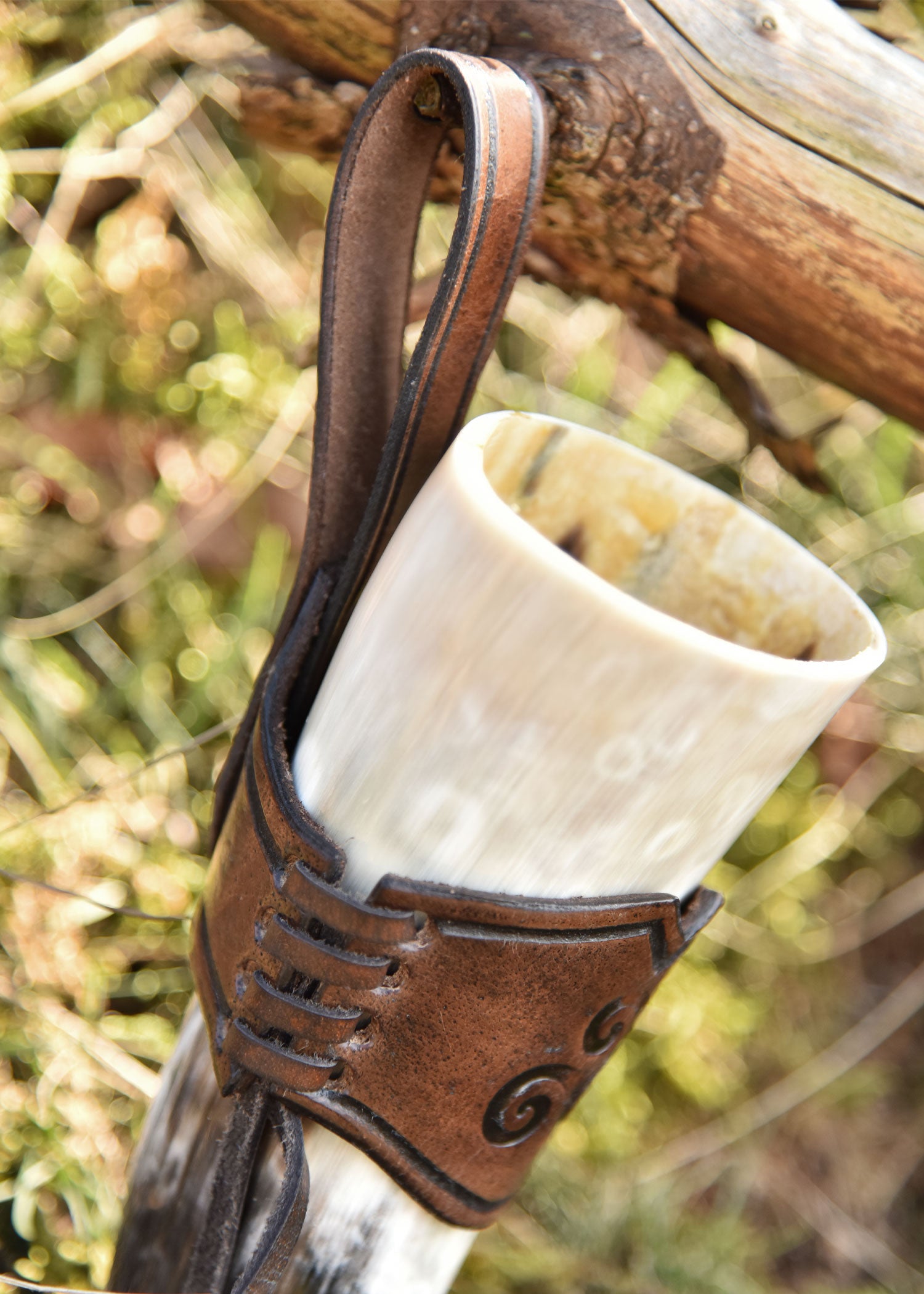 Imagen única de: Soporte De Cuero Para Cuerno Para Beber, Trisquel En Relieve, Marrón Oscuro, Varios Tamaños