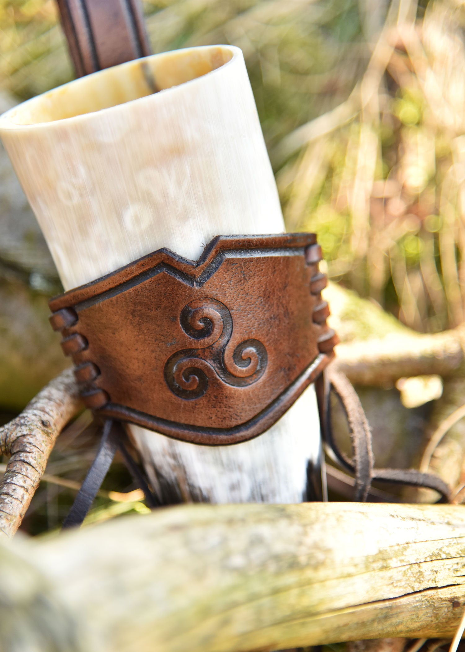 Imagen única de: Soporte De Cuero Para Cuerno Para Beber, Trisquel En Relieve, Marrón Oscuro, Varios Tamaños