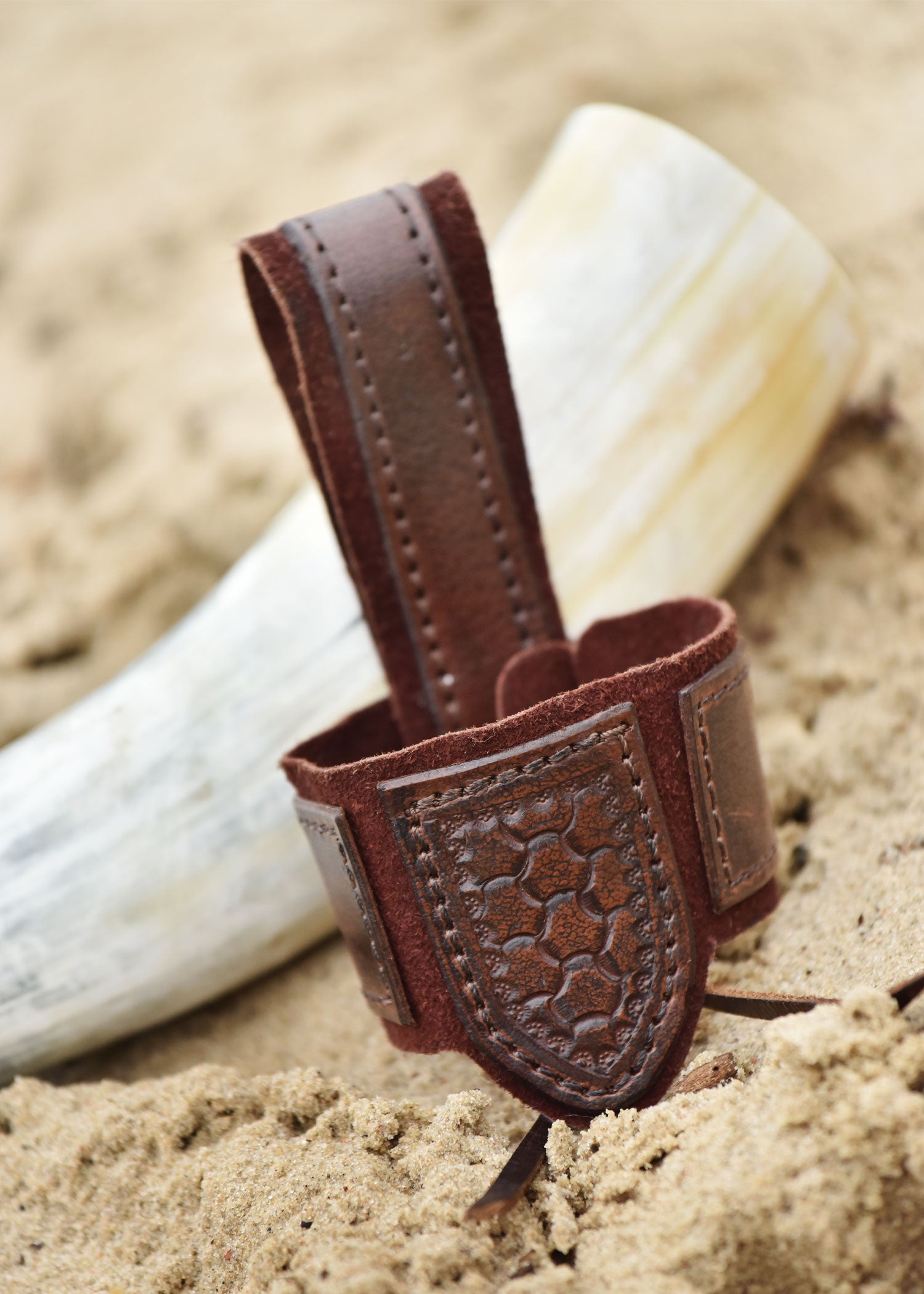 Imagen única de: Soporte Para Cuerno De Cuero Para Beber, Con Relieve Y Ante, Marrón Oscuro