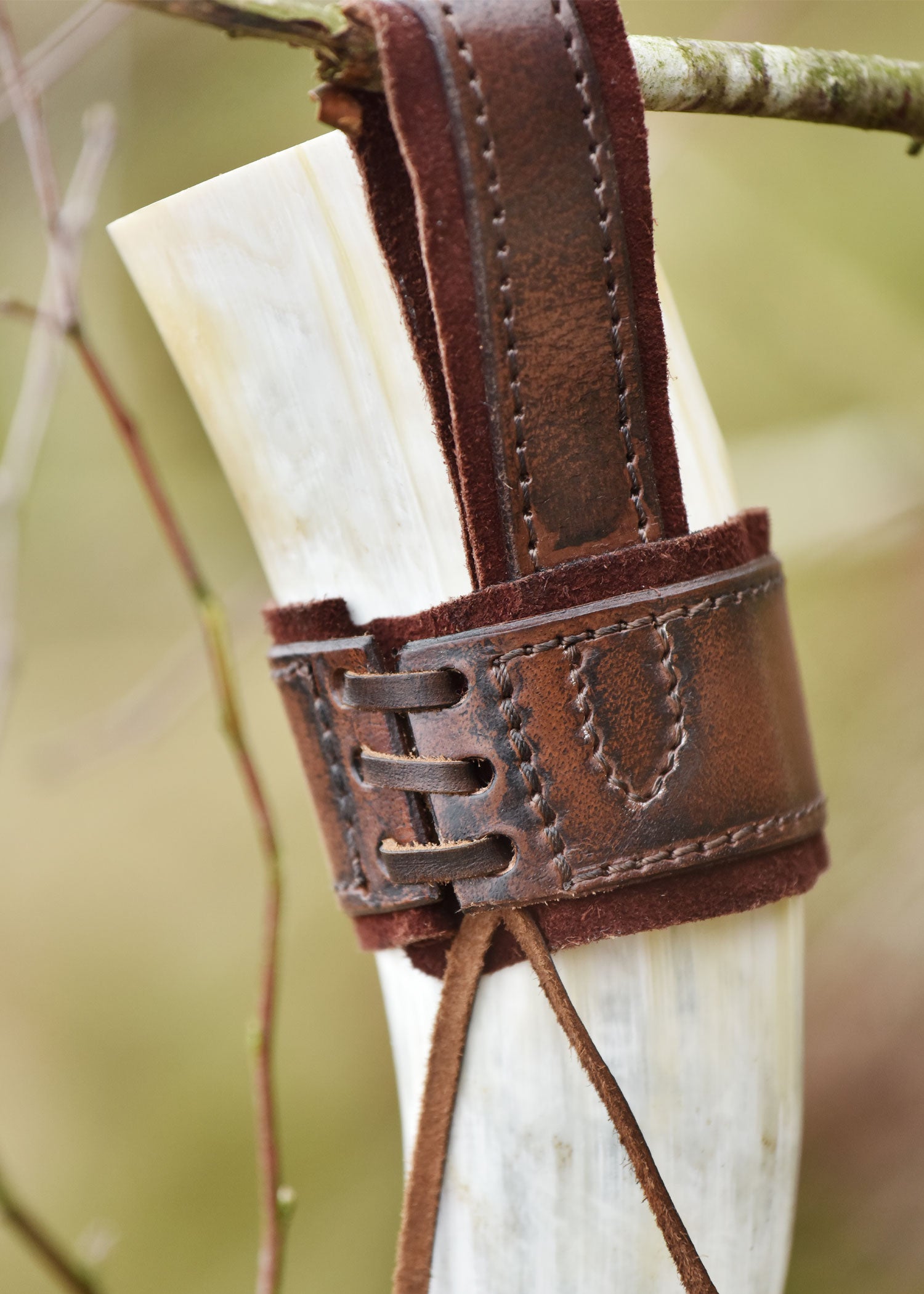 Imagen única de: Soporte Para Cuerno De Cuero Para Beber, Con Relieve Y Ante, Marrón Oscuro