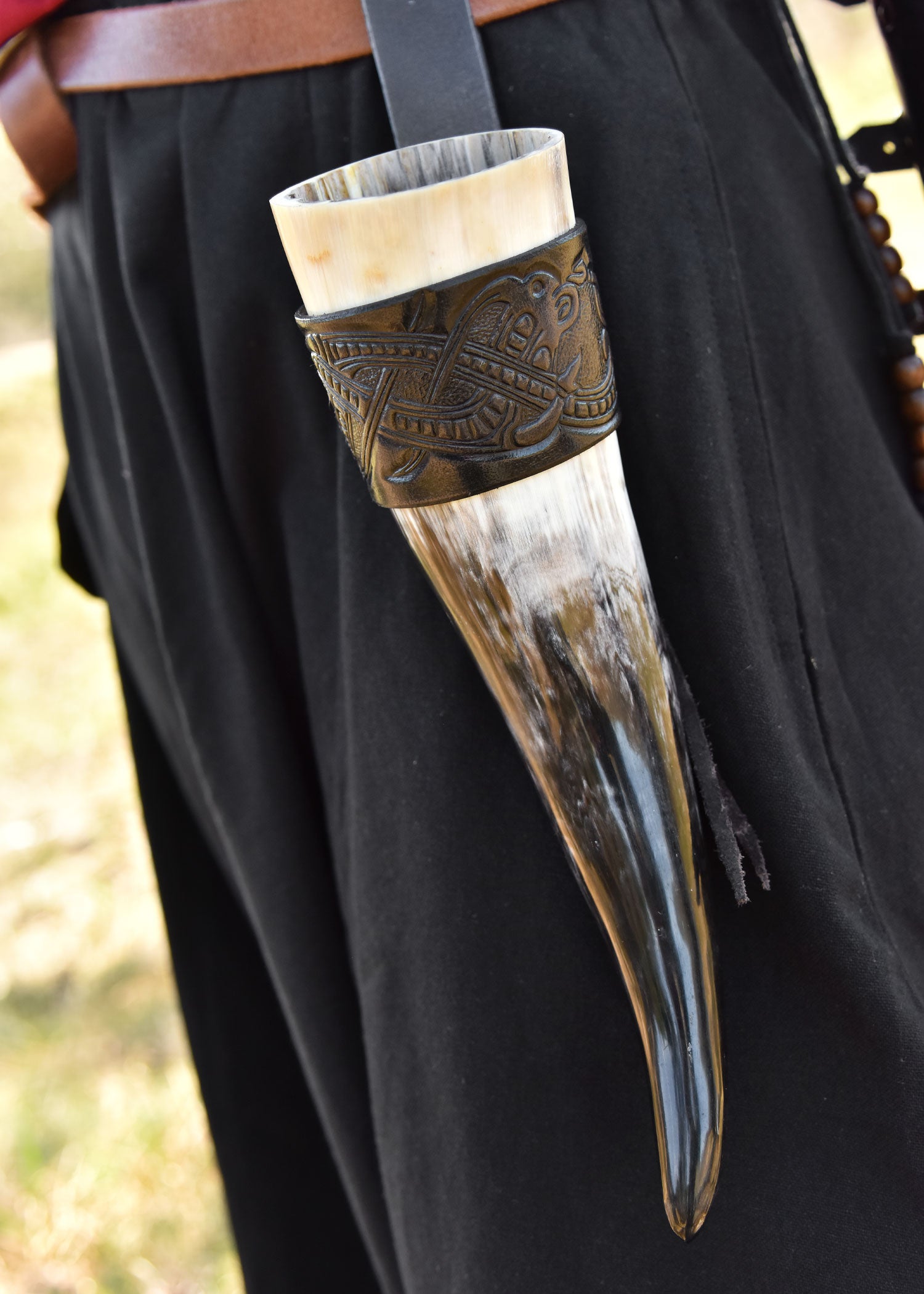 Imagen única de: Porta Cuernos De Cuero Para Cuerno Para Beber, Dragón En Relieve, Estilo Gelatina, Marrón Oscuro