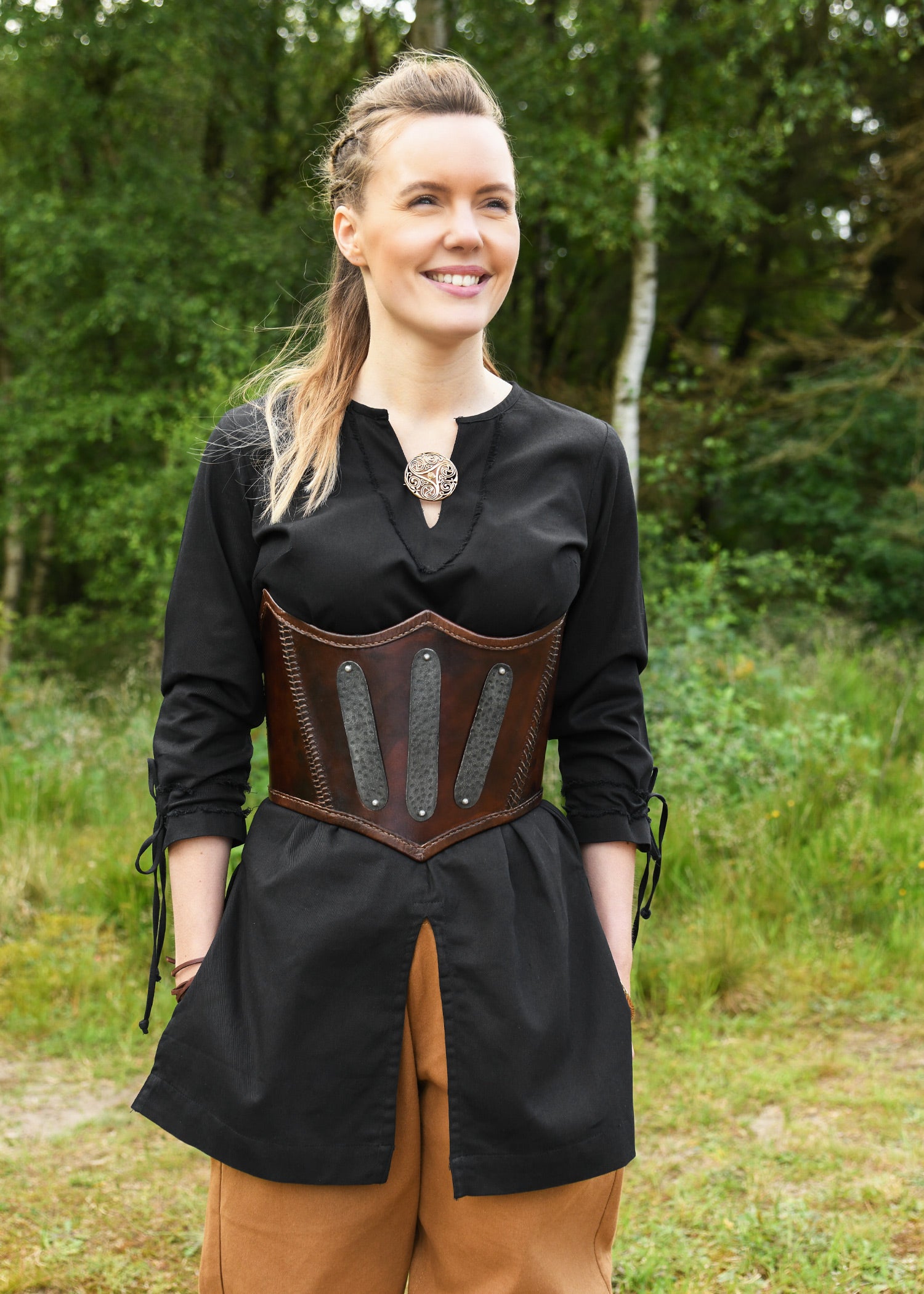 Imagen única de: Armadura De Cuero Bajo El Pecho Con Detalles Metálicos, Marrón