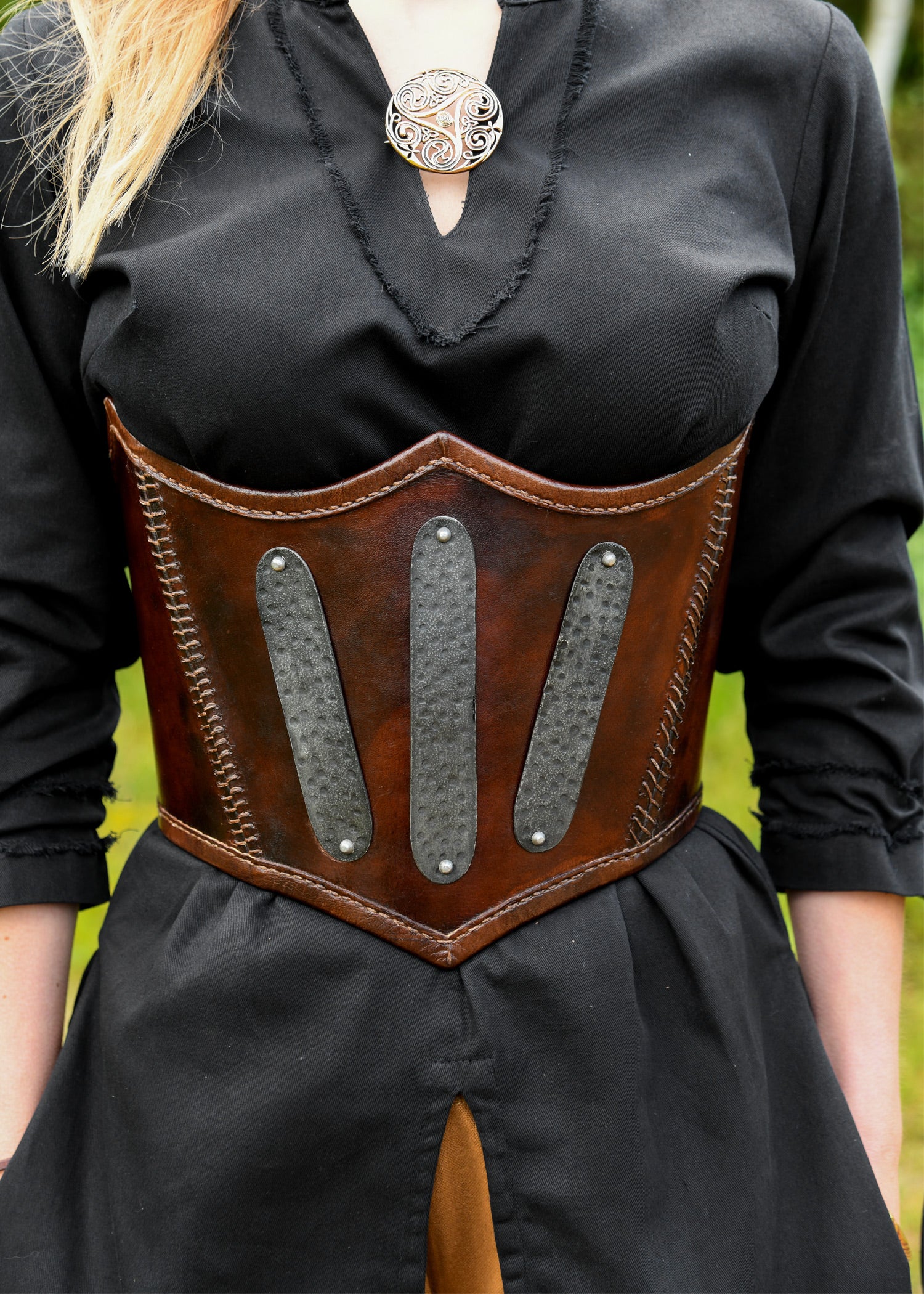 Imagen única de: Armadura De Cuero Bajo El Pecho Con Detalles Metálicos, Marrón
