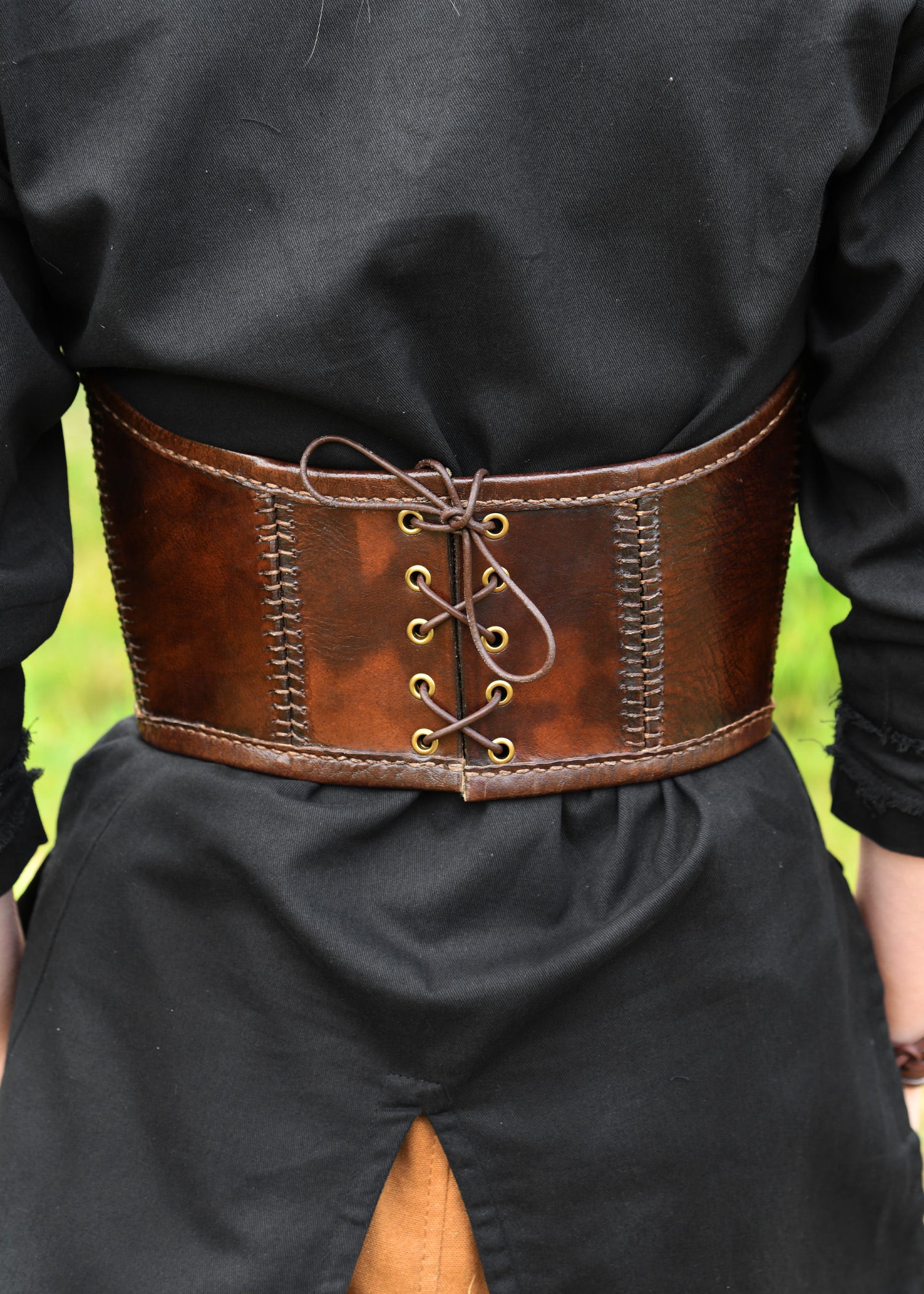 Imagen única de: Armadura De Cuero Bajo El Pecho Con Detalles Metálicos, Marrón