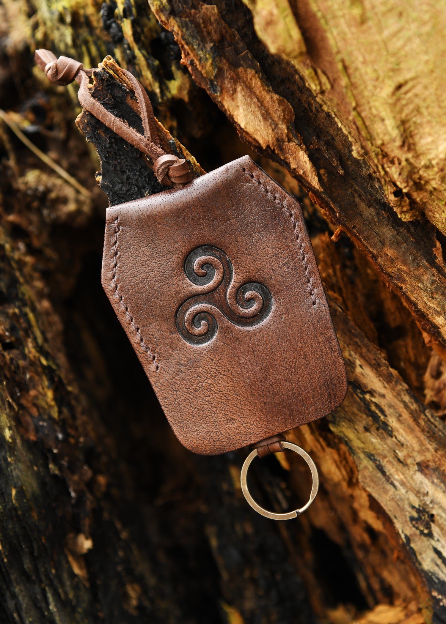 Imagen única de: Llavero De Cuero Con Triskele, Marrón