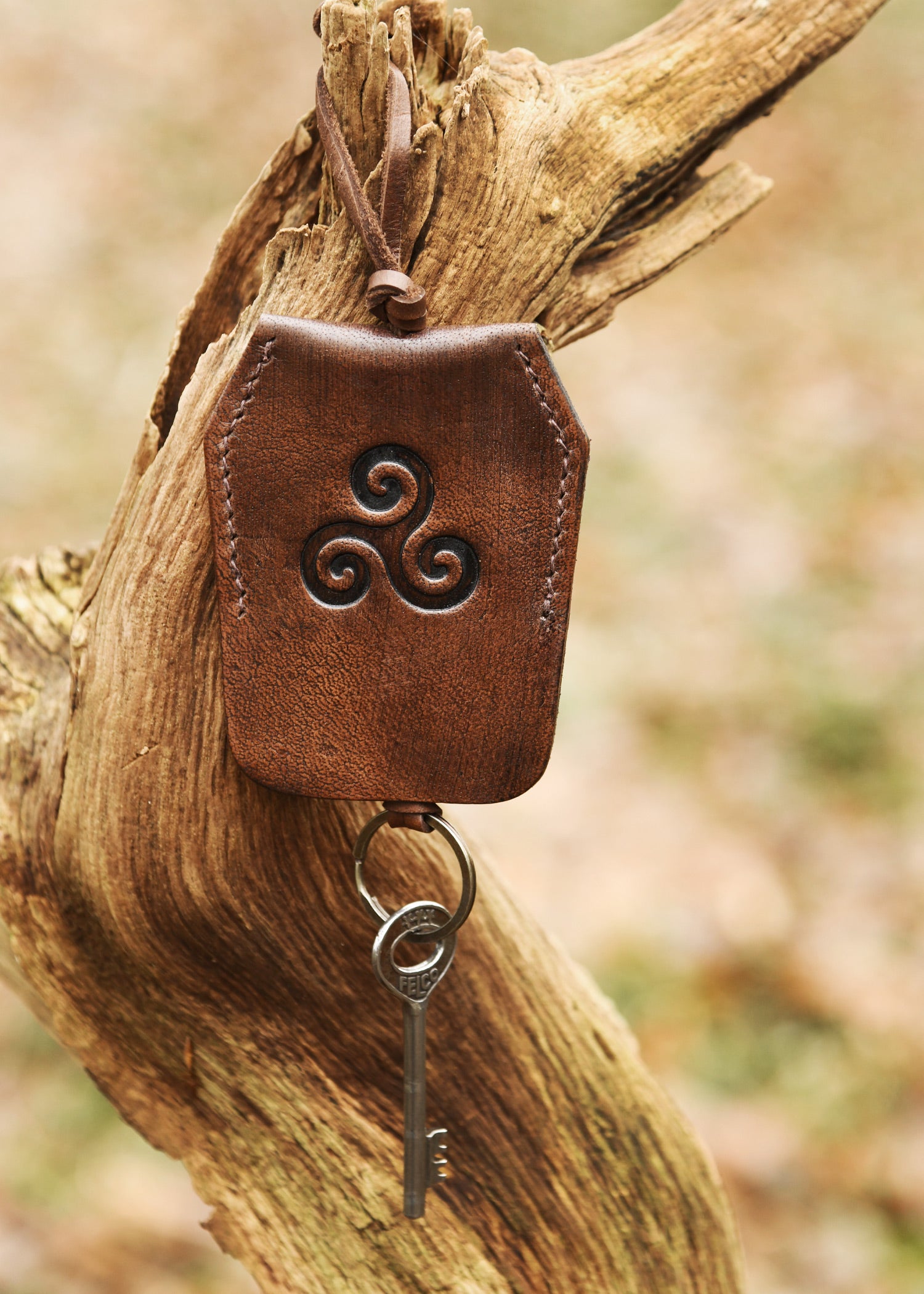 Imagen única de: Llavero De Cuero Con Triskele, Marrón