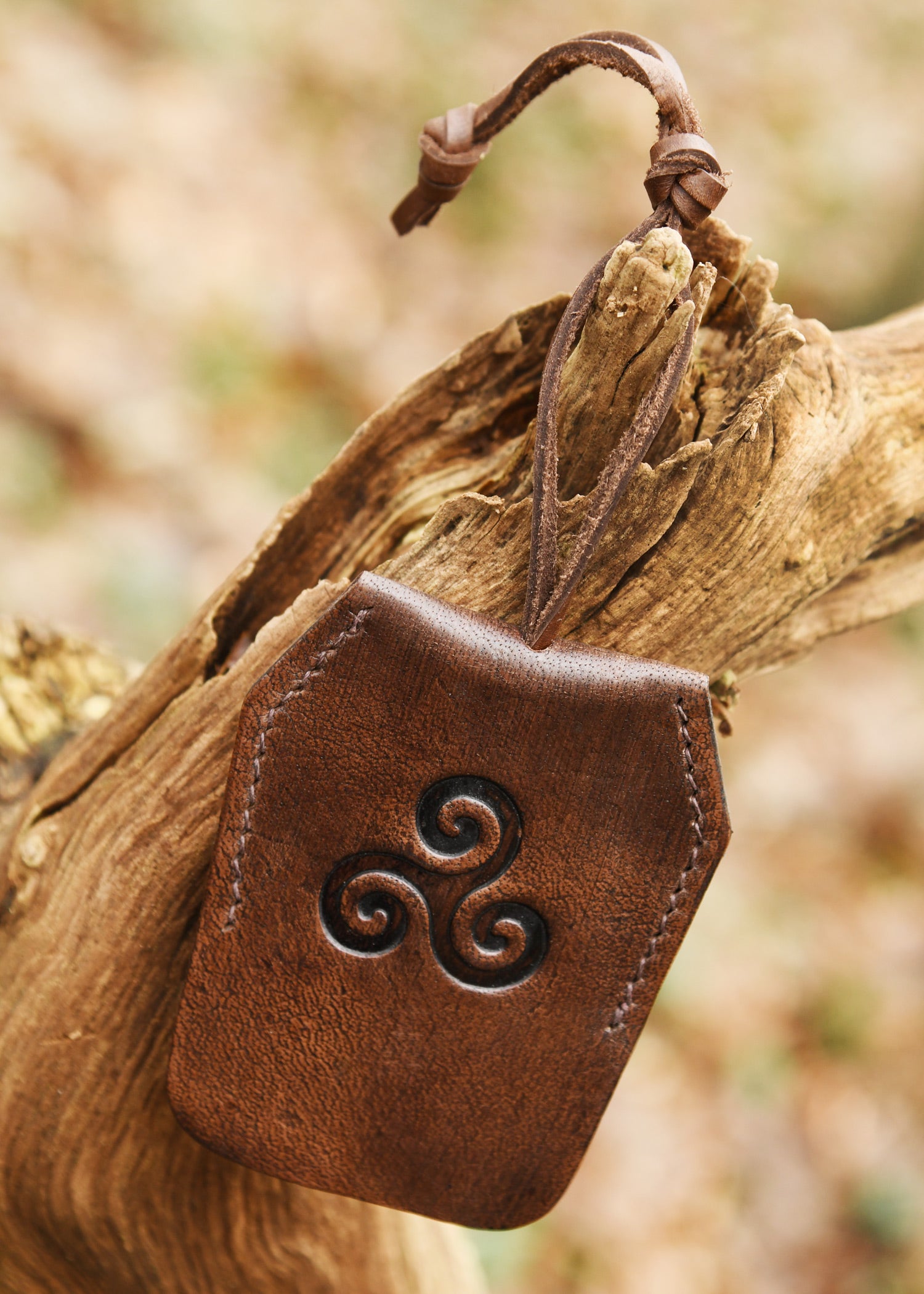 Imagen única de: Llavero De Cuero Con Triskele, Marrón