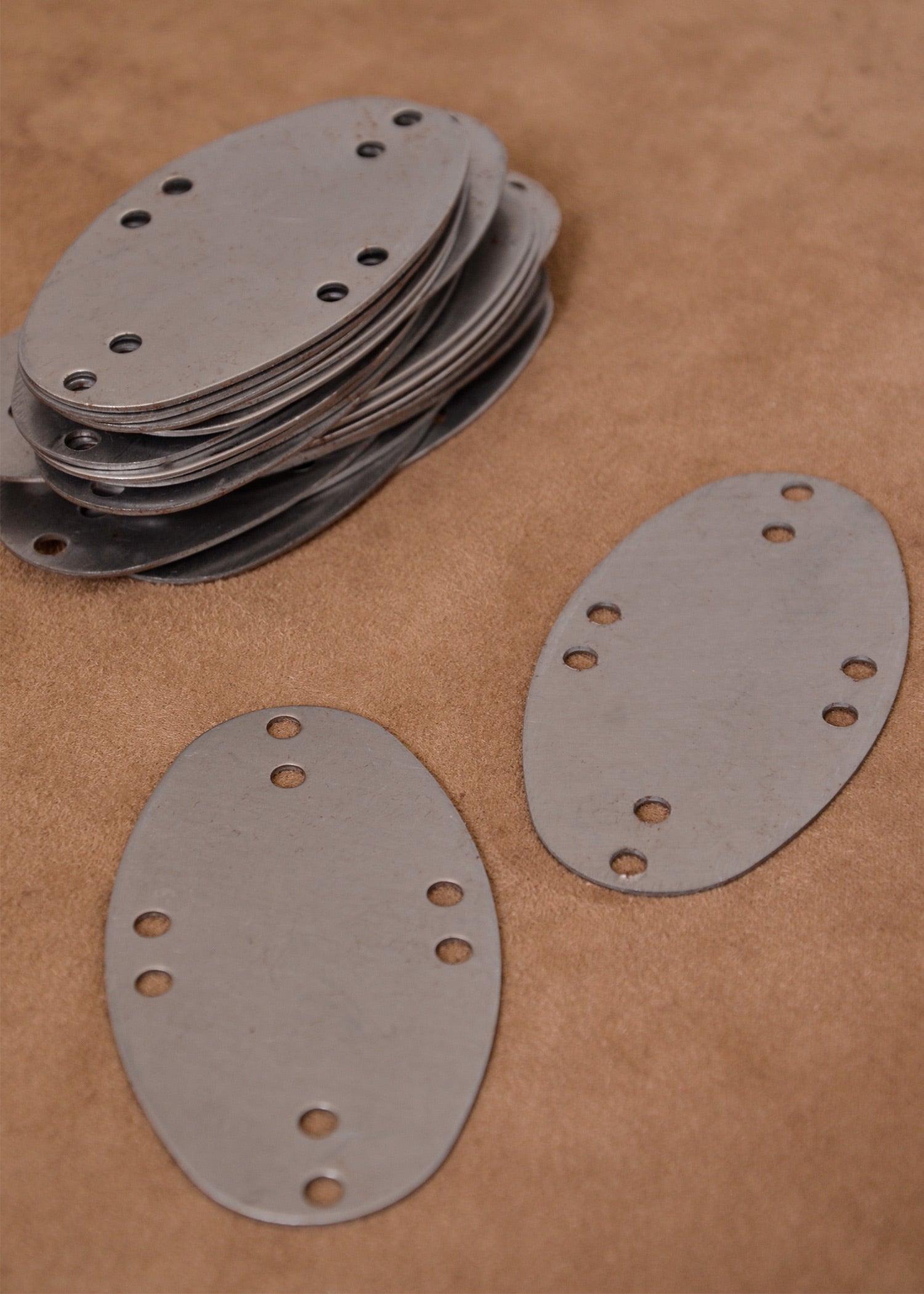 Imagen única de: Cachas De Acero Para Armadura De Láminas, Tipo Visby, Paquete De 25