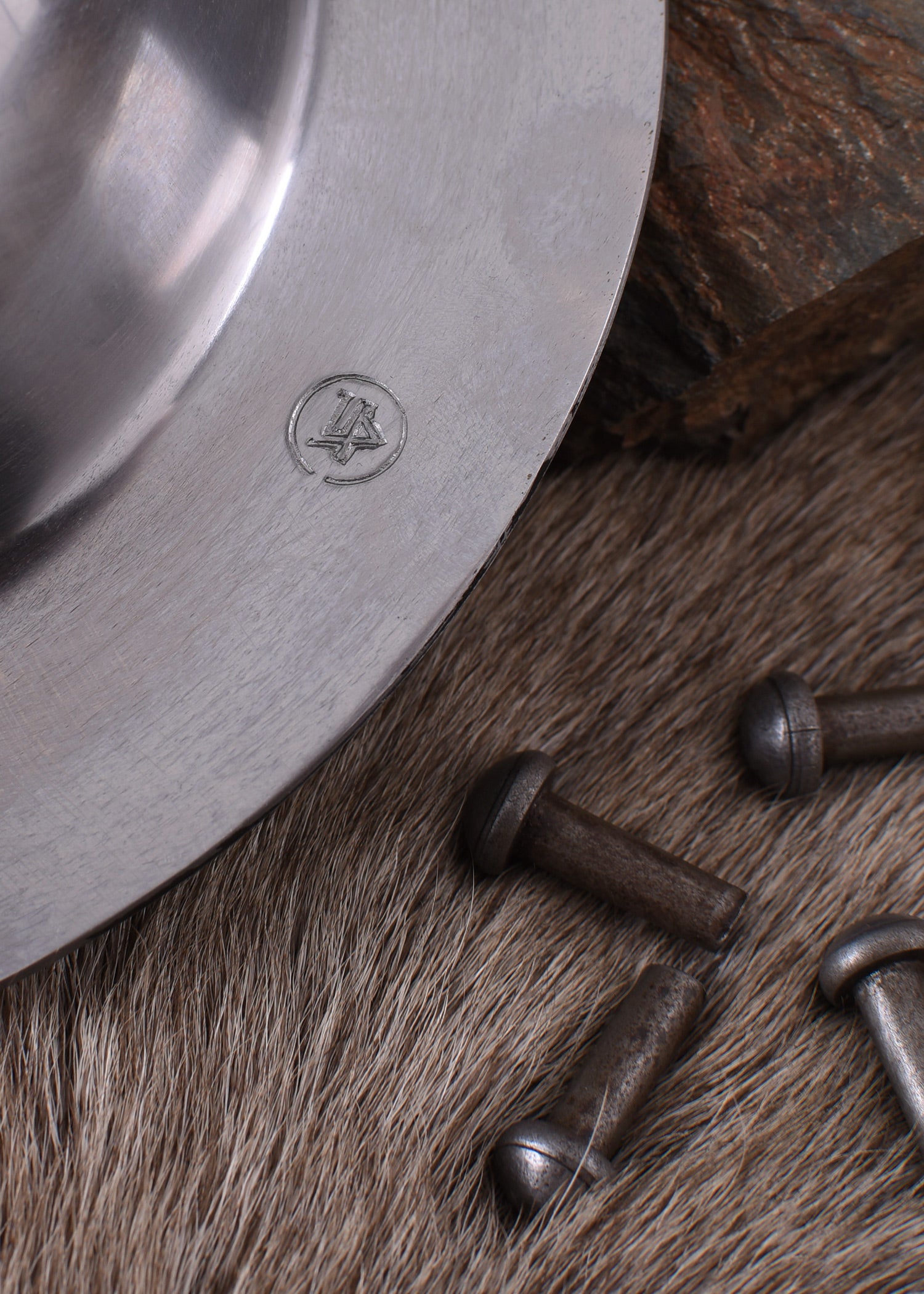 Imagen única de: Resalte De Escudo Normando, Con Remaches, Acero De 2 Mm