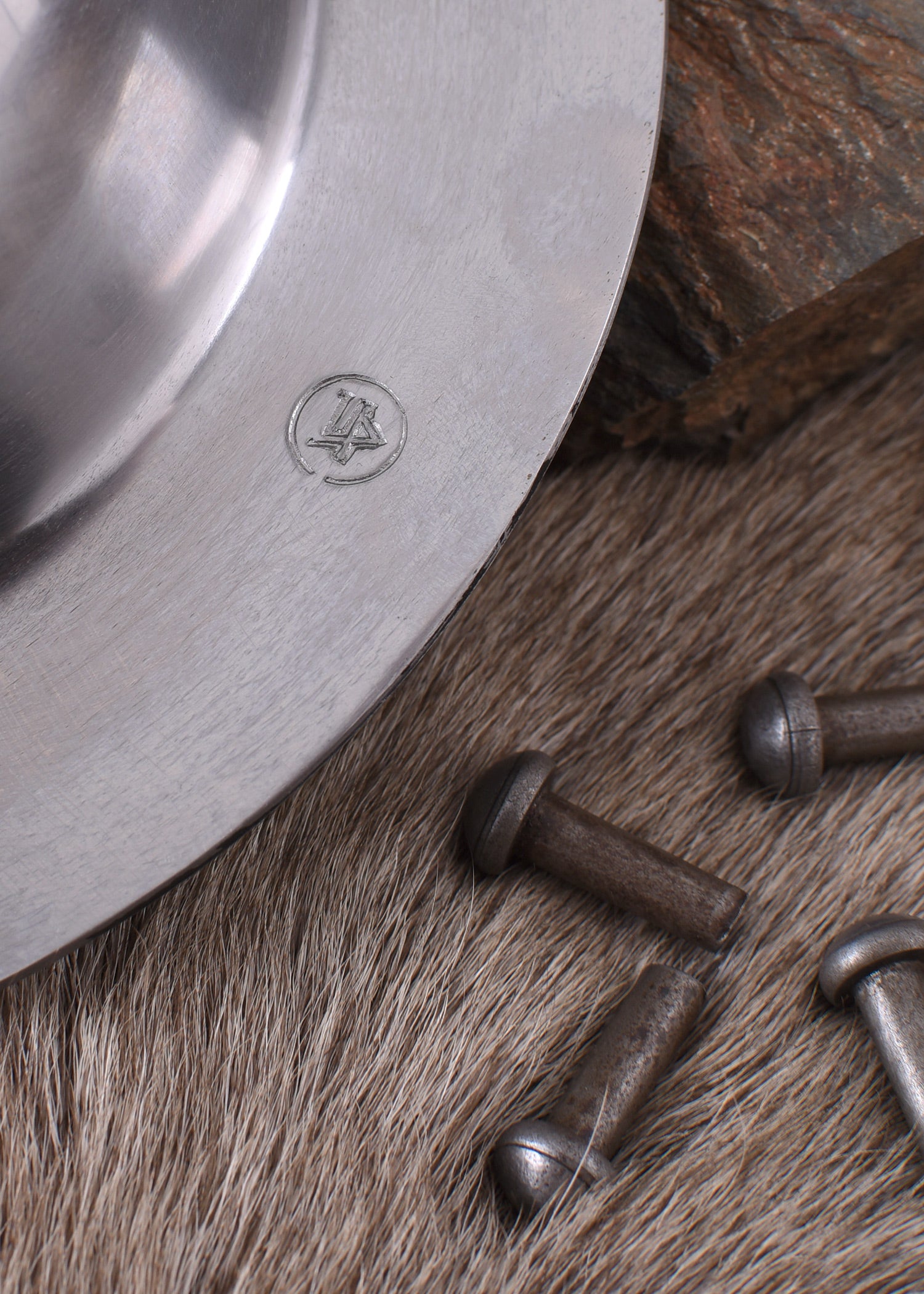 Imagen única de: Jefe De Escudo Medieval Temprano Con Remaches