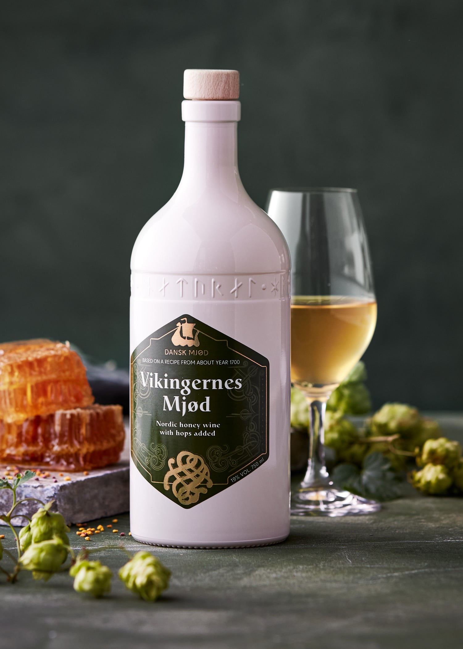 Imagen única de: Vikingernes Mjød - Hidromiel Vikingo, 19% Vol., Botella De 0,75 L - Dansk Mjød