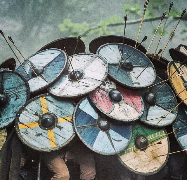 Cuernos y escudos vikingos: entre la realidad funcional y el mito popular