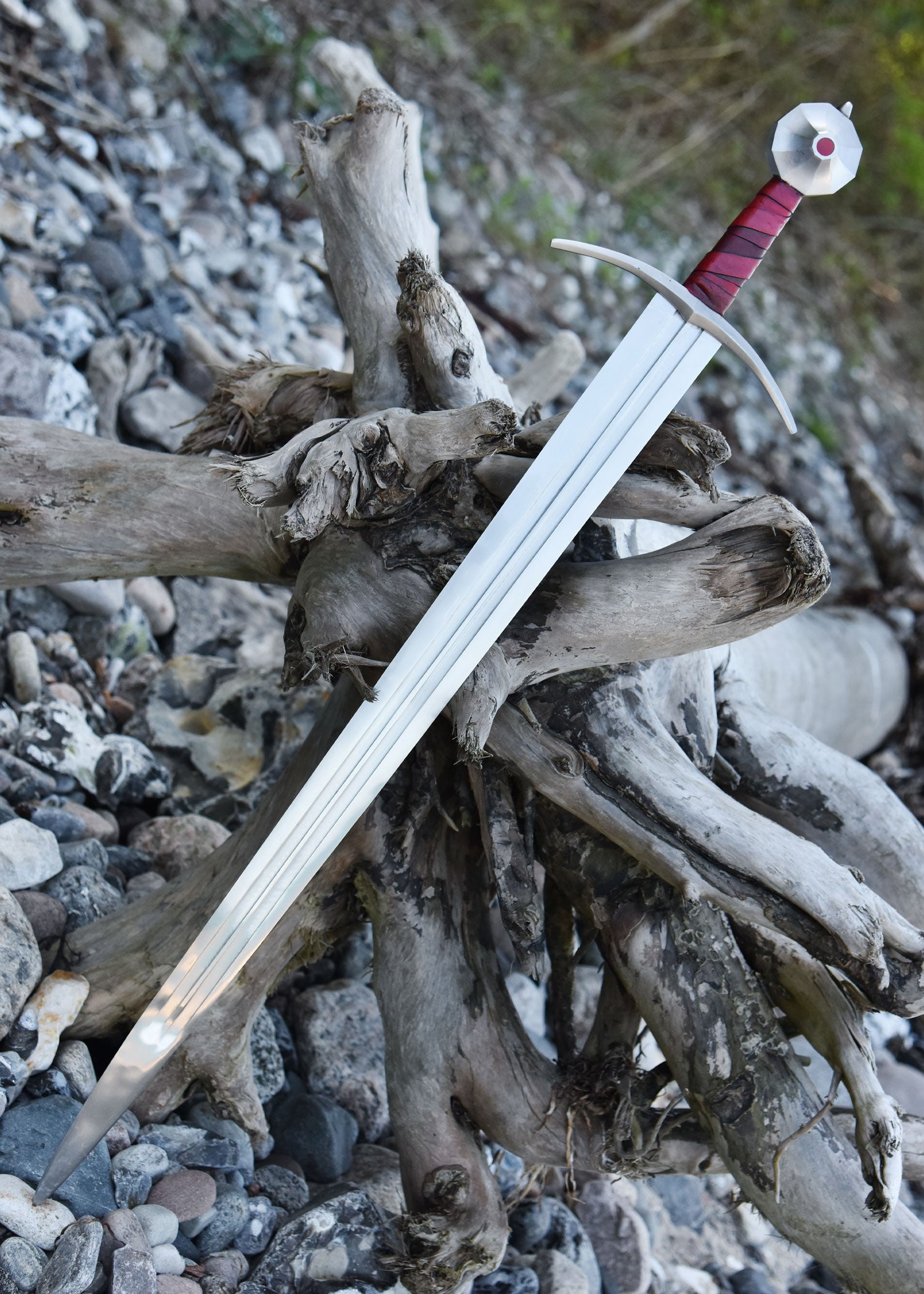 Imagen única de: Espada De Caballero Gammelt Jern Con Vaina, Siglo Xiii., Afilada