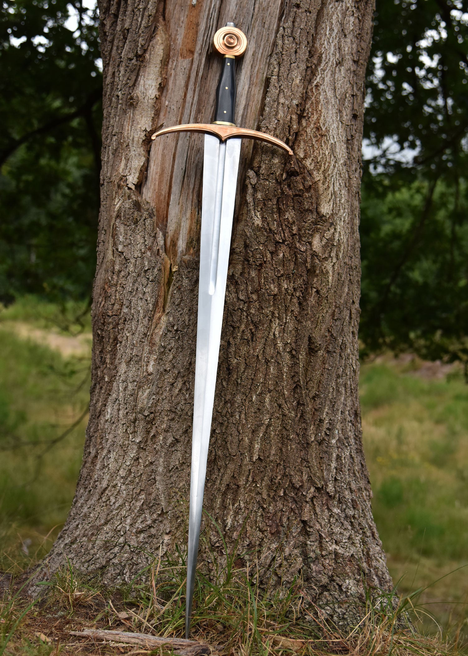 Imagen única de: Espada De Caballero Aislinn Con Vaina, Siglo Xv., Afilada