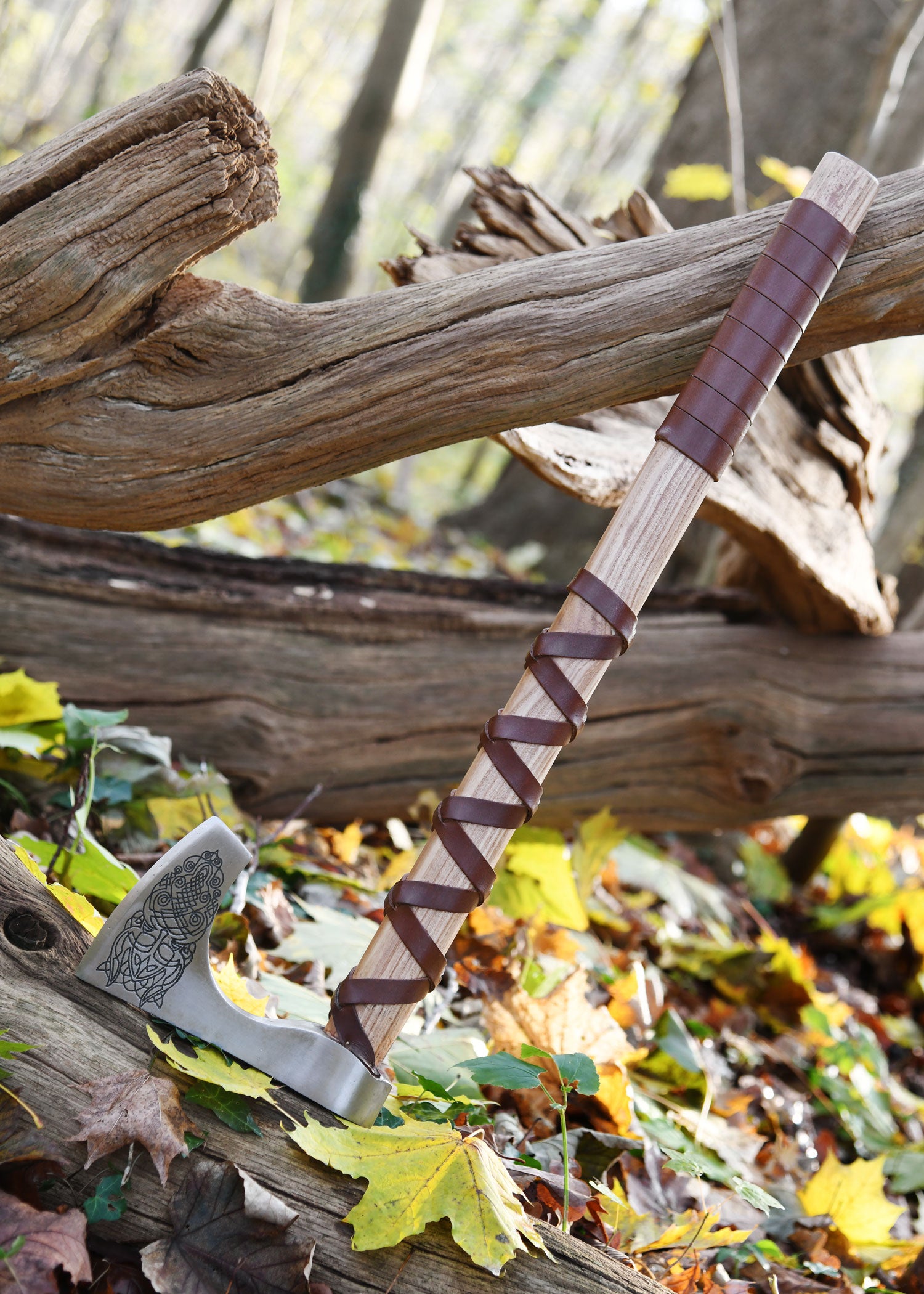 Imagen única de: Hacha Vikinga Fabricada En Acero Fundido, Tipo C, Con Grabado Y Forrado En Cuero.