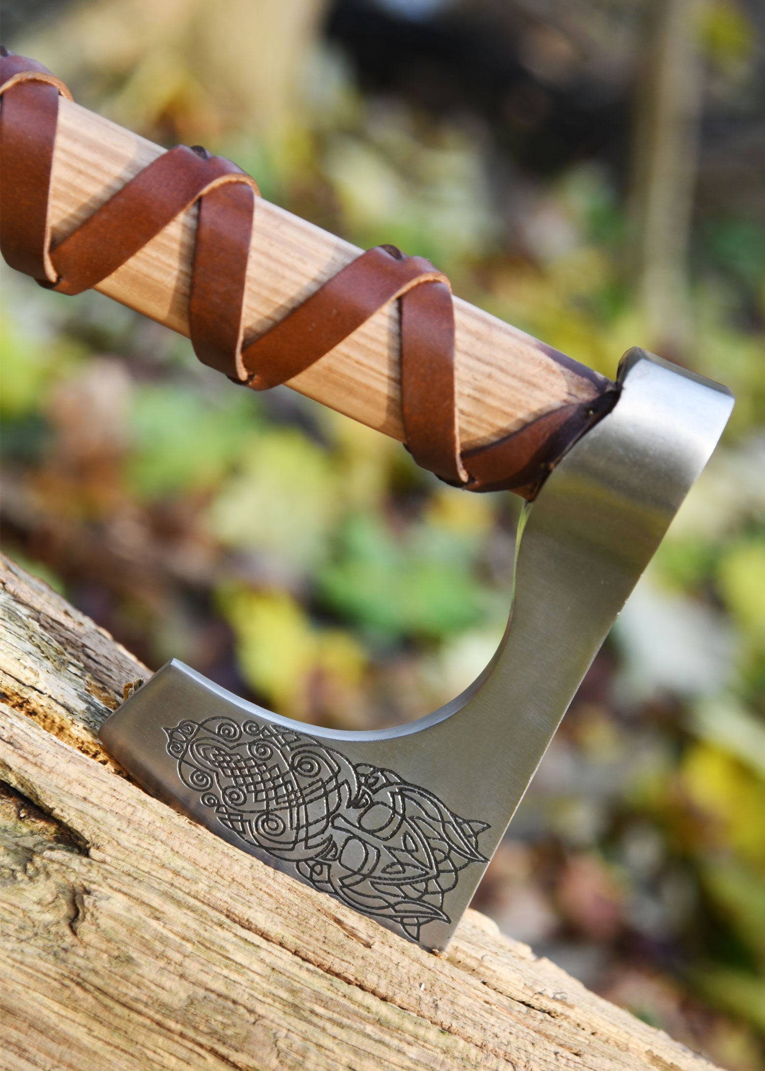 Imagen única de: Hacha Vikinga Fabricada En Acero Fundido, Tipo C, Con Grabado Y Forrado En Cuero.