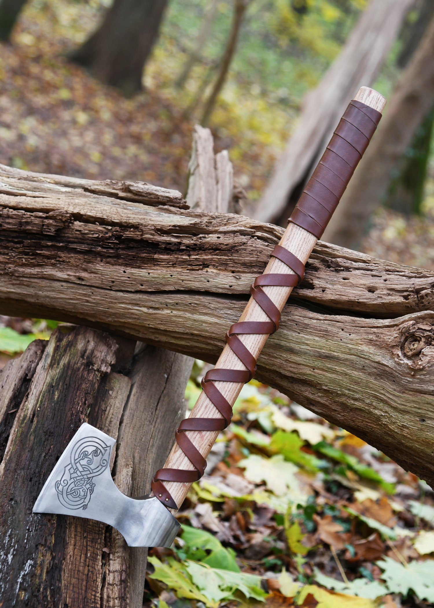 Imagen única de: Hacha Vikinga Fabricada En Acero Fundido, Tipo D, Con Grabado Y Forrado En Cuero.