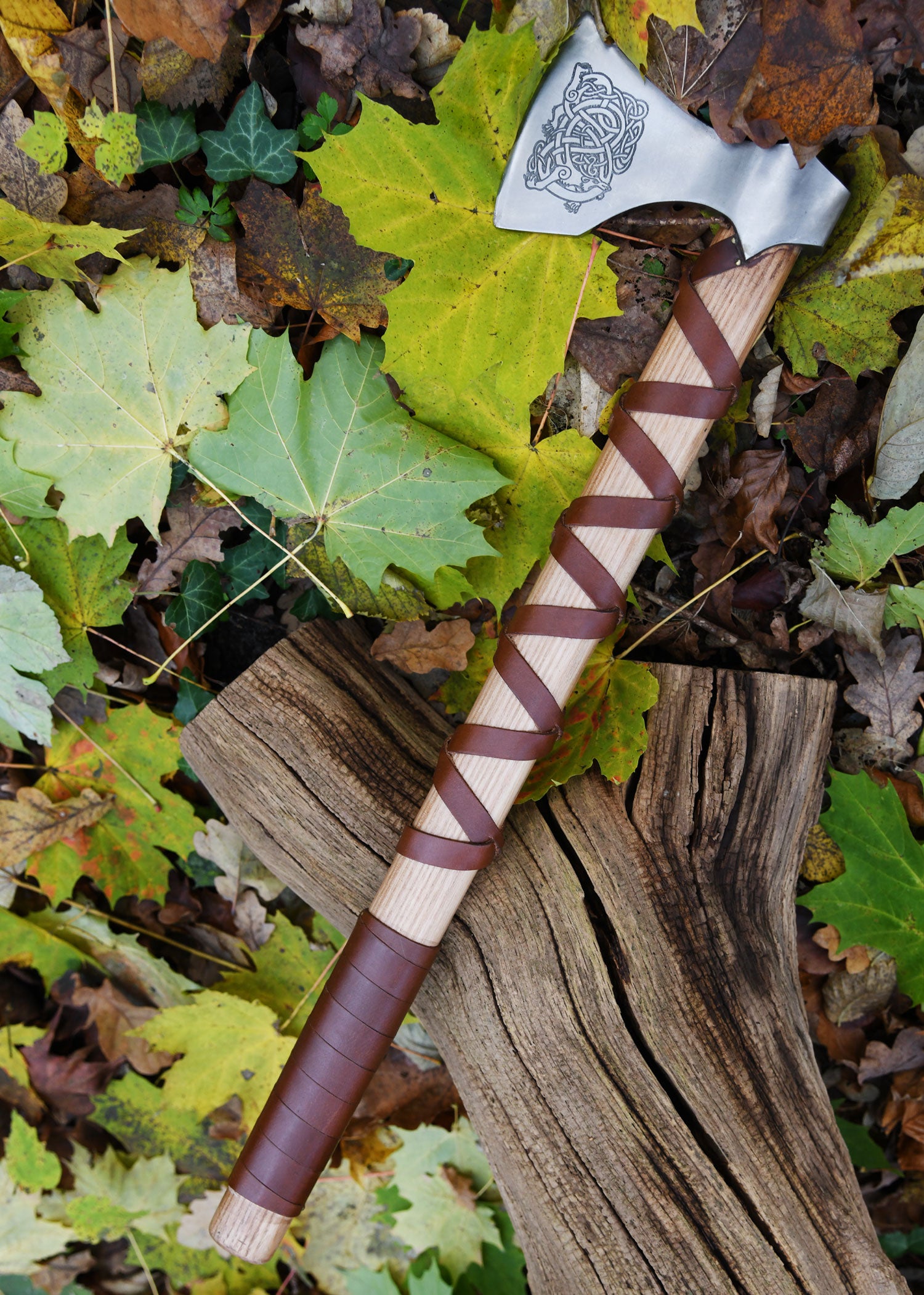 Imagen única de: Hacha Vikinga Fabricada En Acero Fundido, Tipo E, Con Grabado Y Forrado En Cuero.