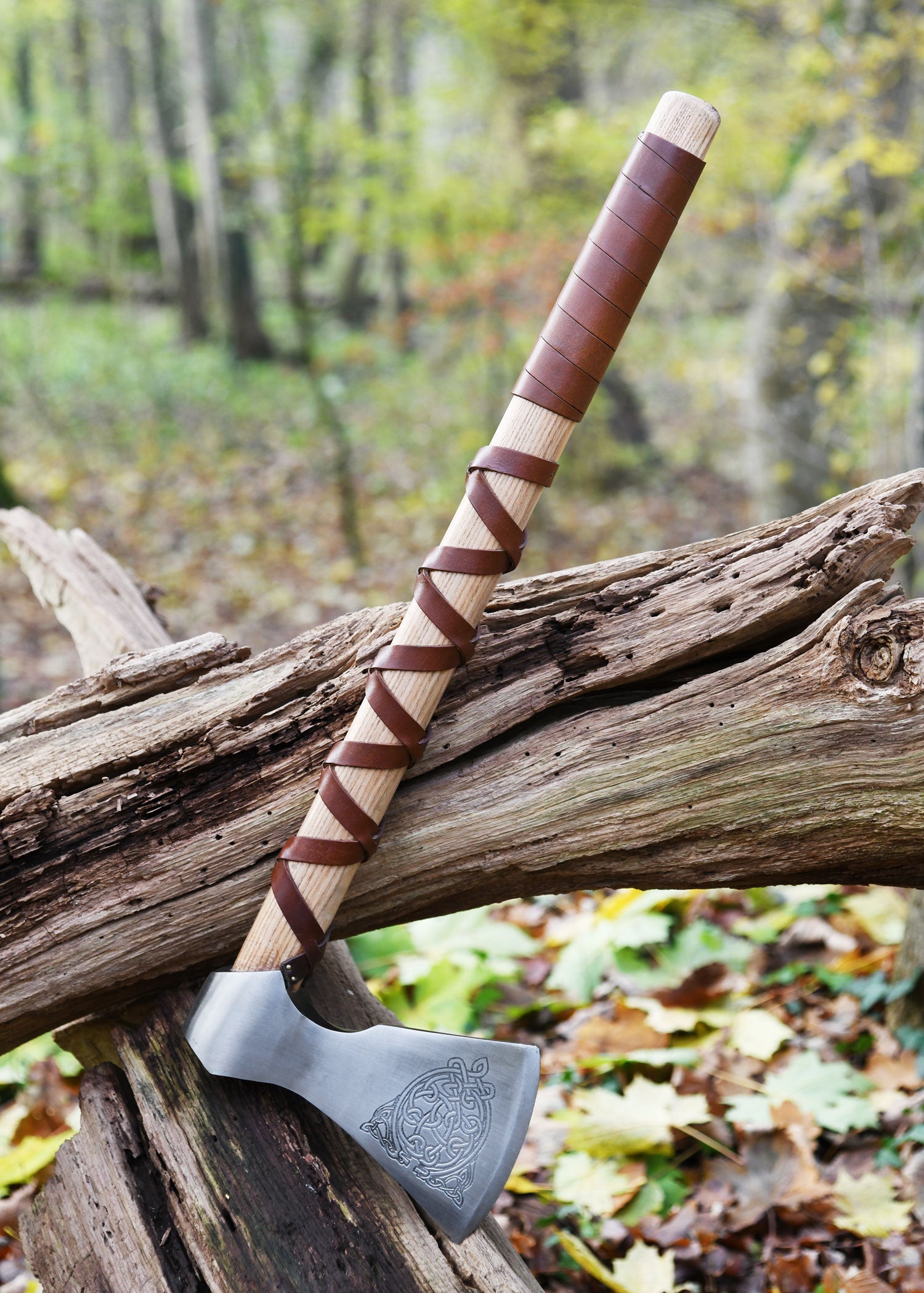 Imagen única de: Hacha Vikinga Fabricada En Acero Fundido, Tipo F, Con Grabado Y Forrado En Cuero.