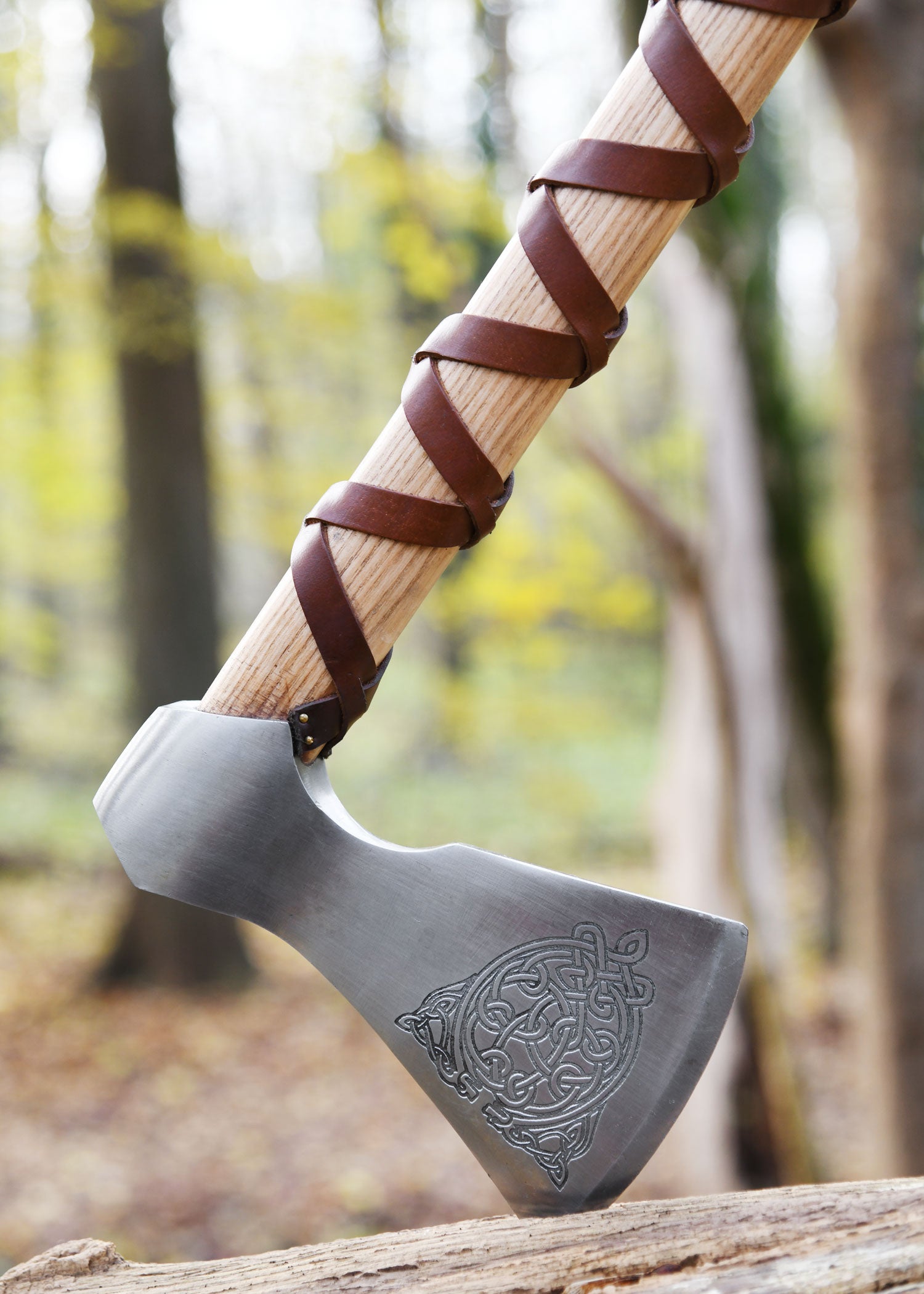 Imagen única de: Hacha Vikinga Fabricada En Acero Fundido, Tipo F, Con Grabado Y Forrado En Cuero.
