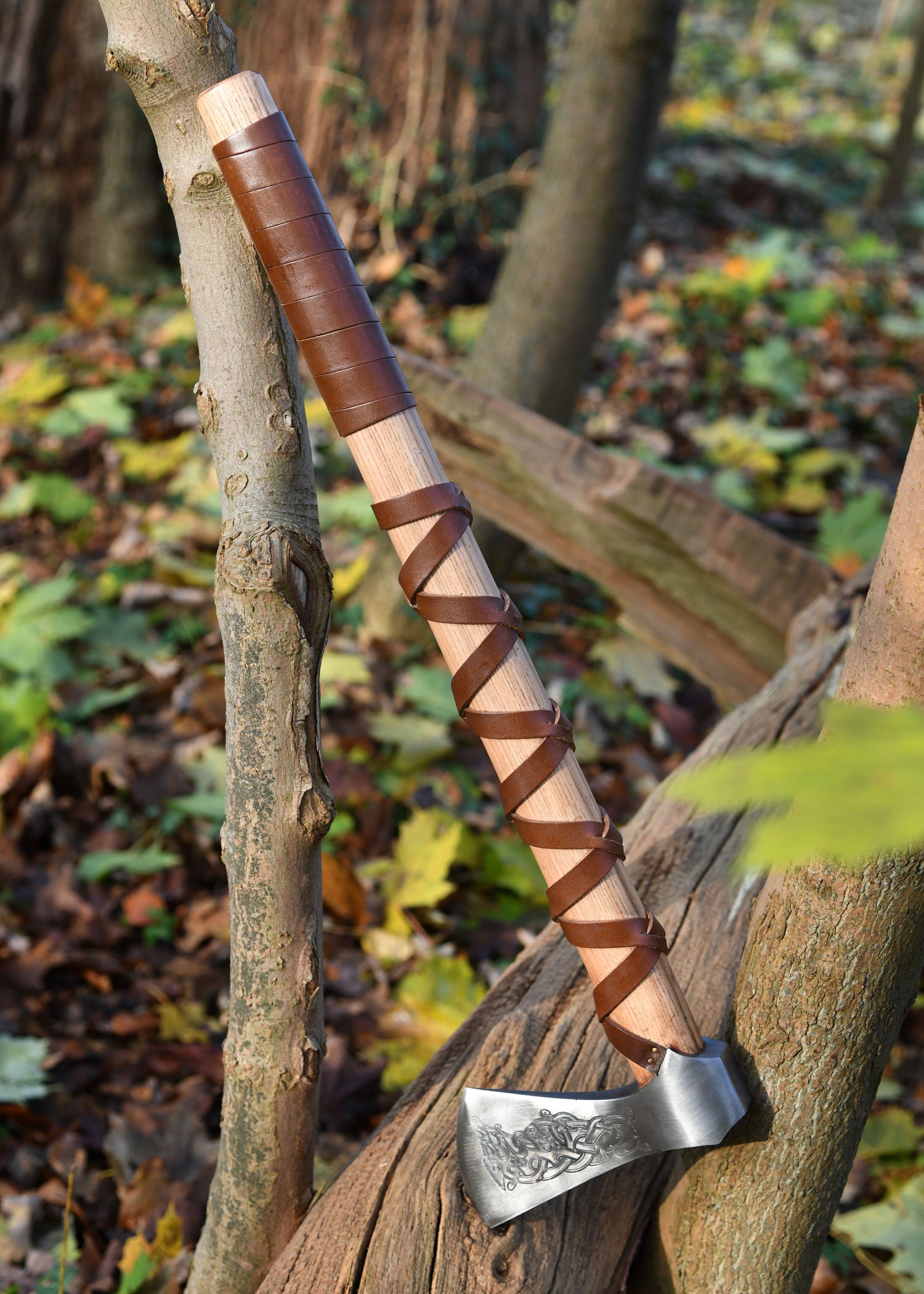 Imagen única de: Hacha Vikinga Fabricada En Acero Fundido, Tipo L, Con Grabado Y Forrado En Cuero.
