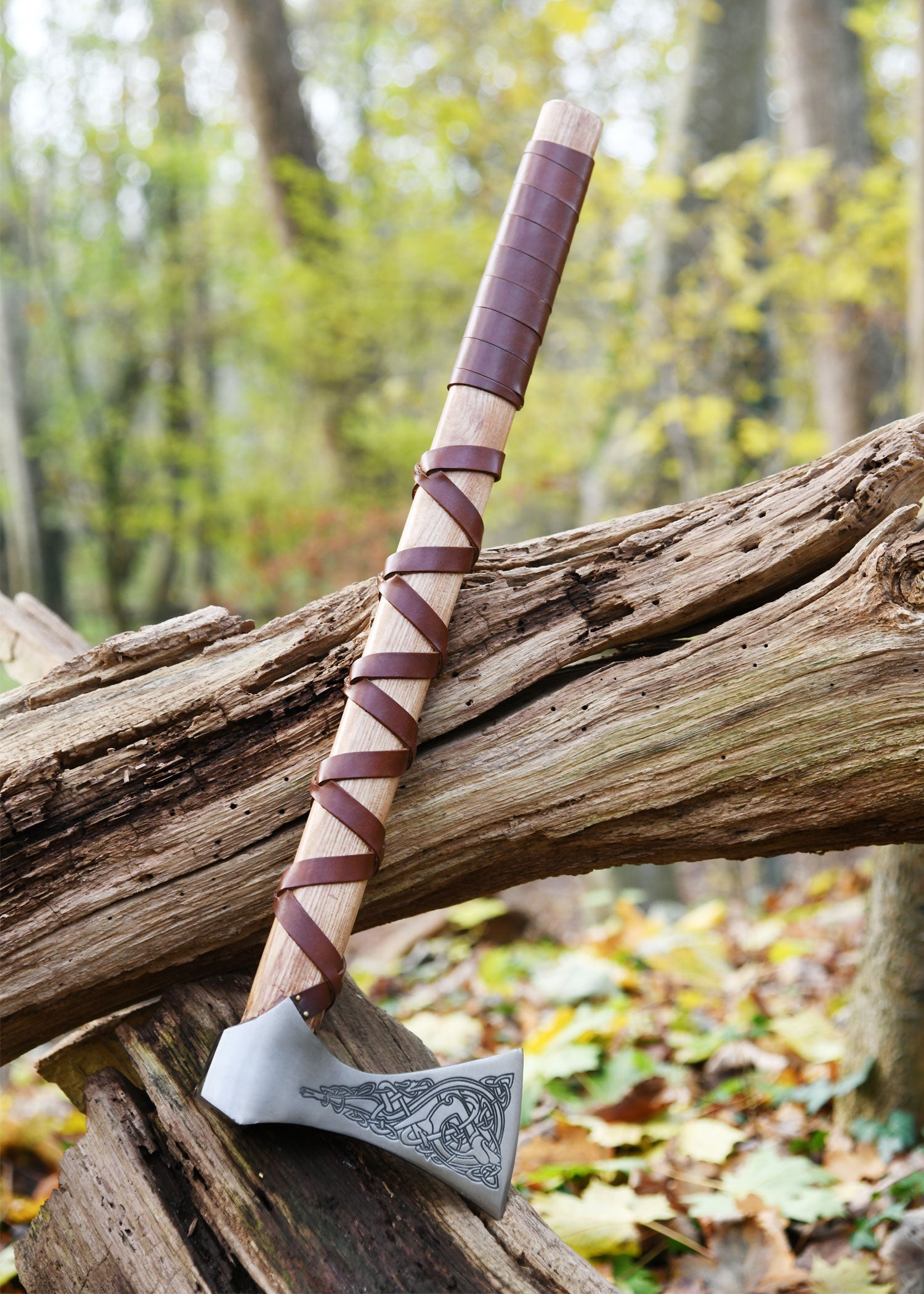 Imagen única de: Hacha Vikinga Fabricada En Acero Fundido, Tipo K, Con Grabado Y Forrado En Cuero.