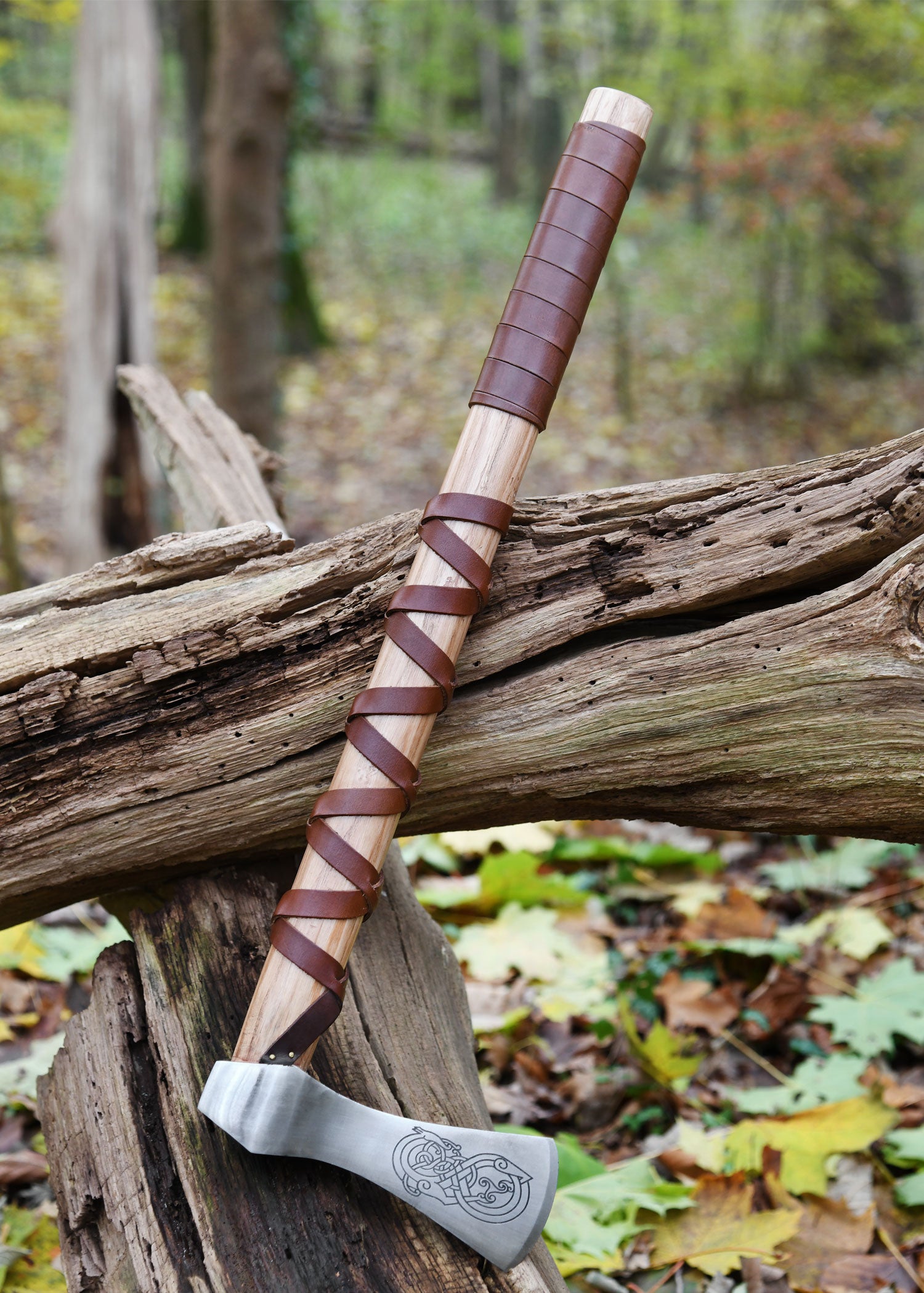 Imagen única de: Hacha Vikinga Fabricada En Acero Fundido, Tipo A, Con Grabado Y Forrado En Cuero.