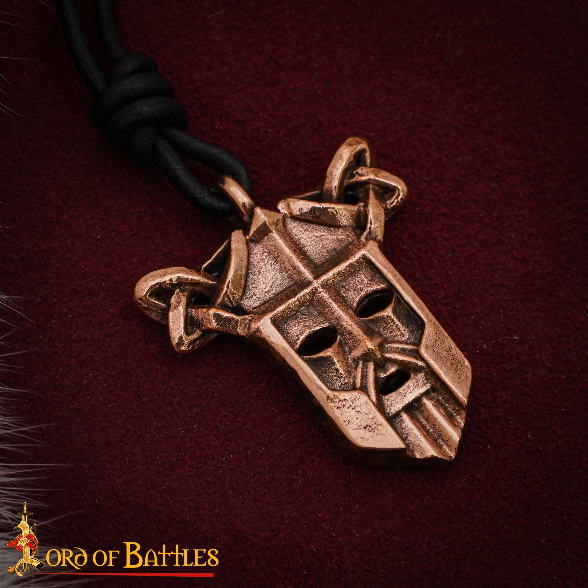 Imagen única de: Colgante Máscara Vikinga - 2,9 X 3 Cm, Acabado en Bronce Antiguo con Detalle de Nudos