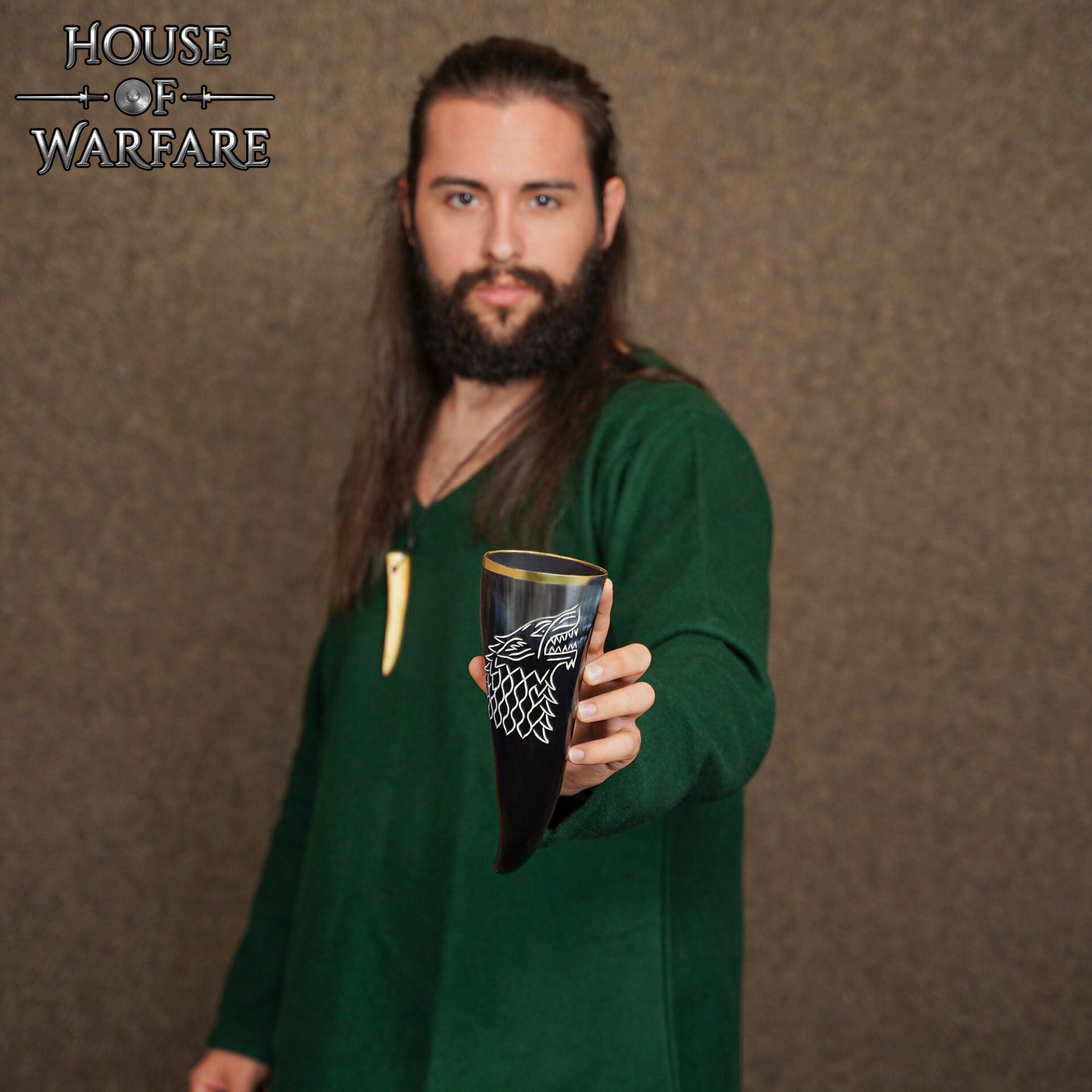 Imagen única de: Cuerno Vikingo para Beber con Grabado y Diseño de Lobo - para Larp, Temas Vikingos