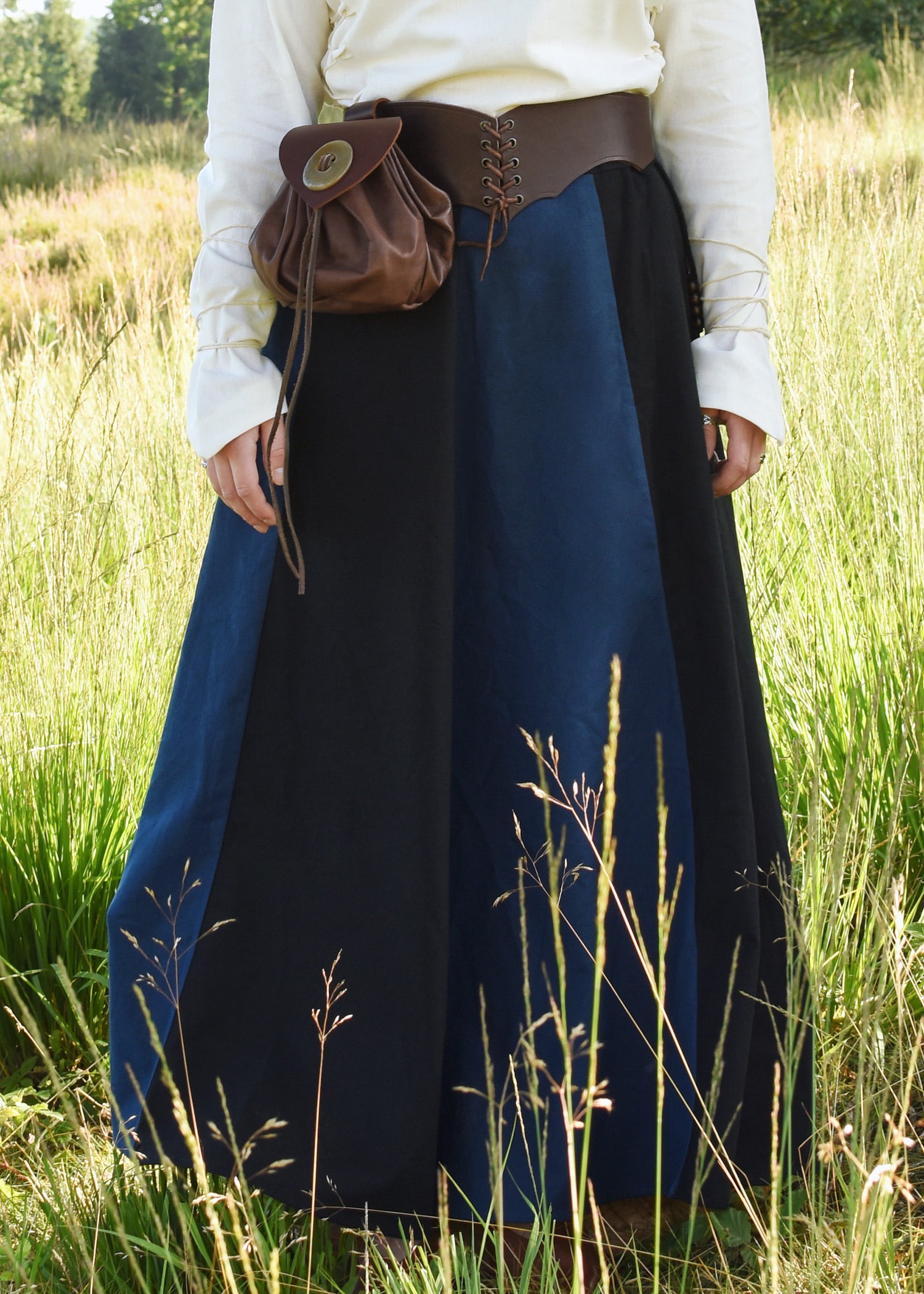 Imagen única de: Falda Medieval Con Vuelo, Negro/azul