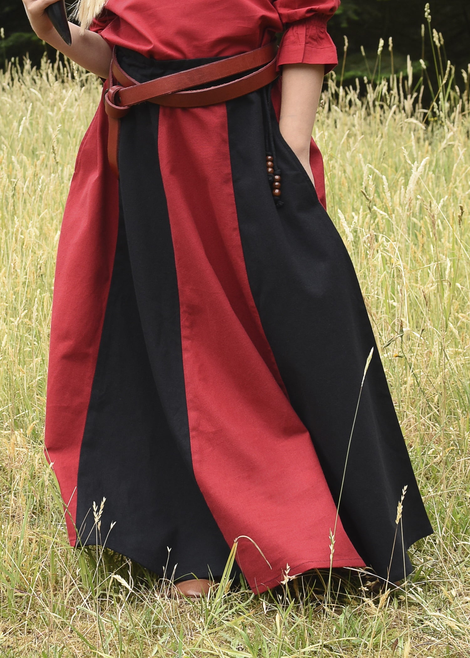 Imagen única de: Falda Medieval Infantil Lucia, Acampanada, Negro/rojo