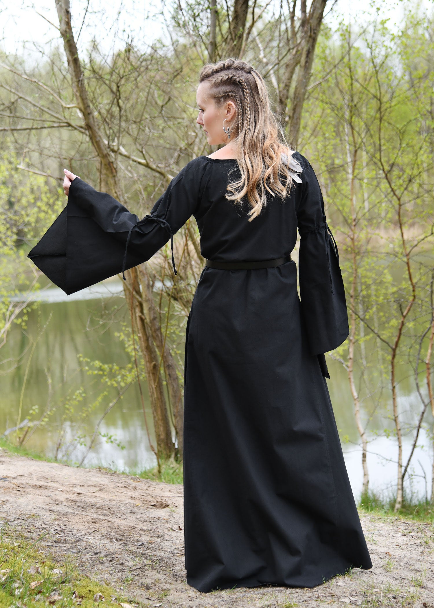 Imagen única de: Vestido Interior Medieval Burglinde Con Mangas De Trompeta, Negro