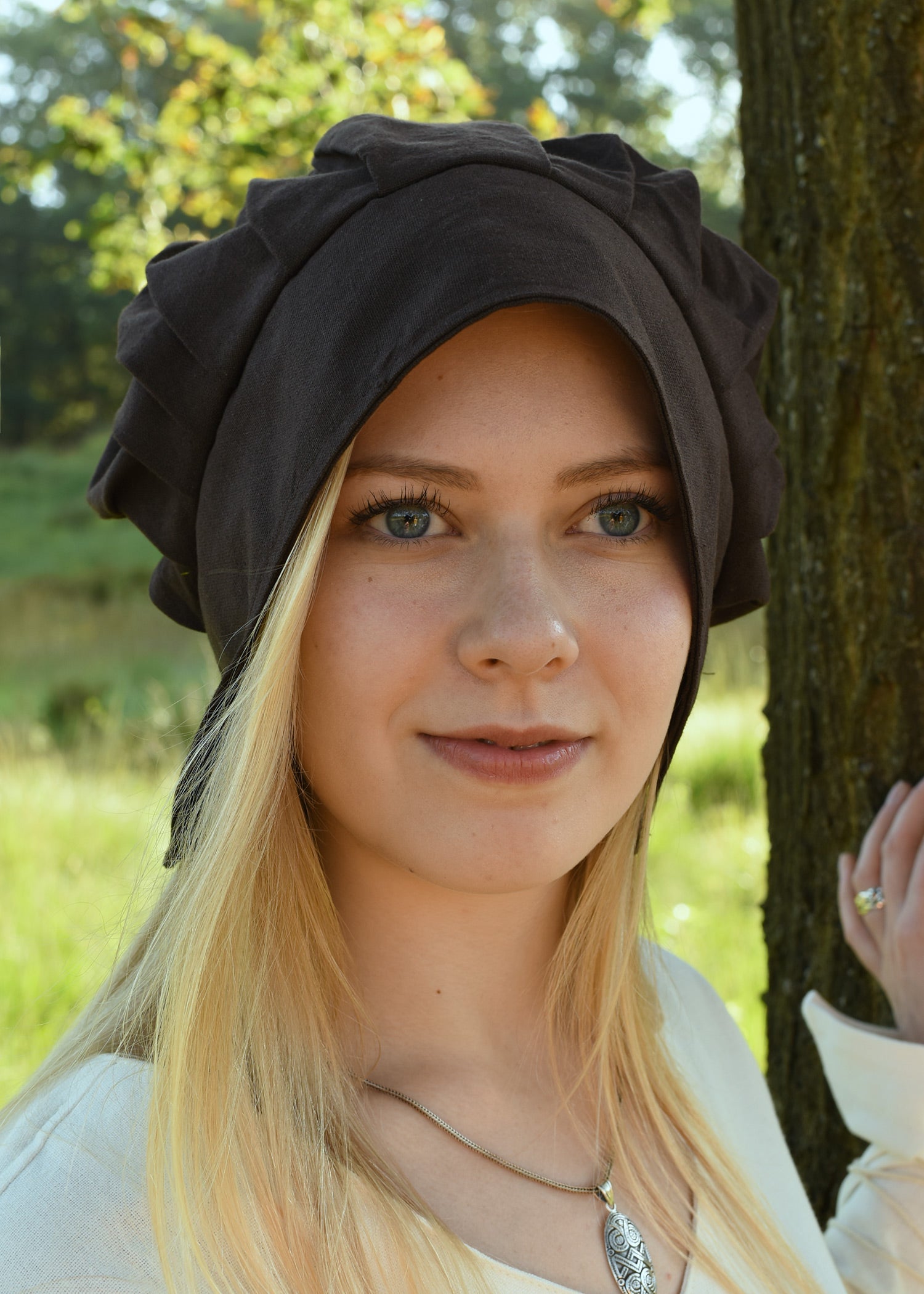 Imagen única de: Capucha Medieval Con Pliegues, Diferentes Colores.