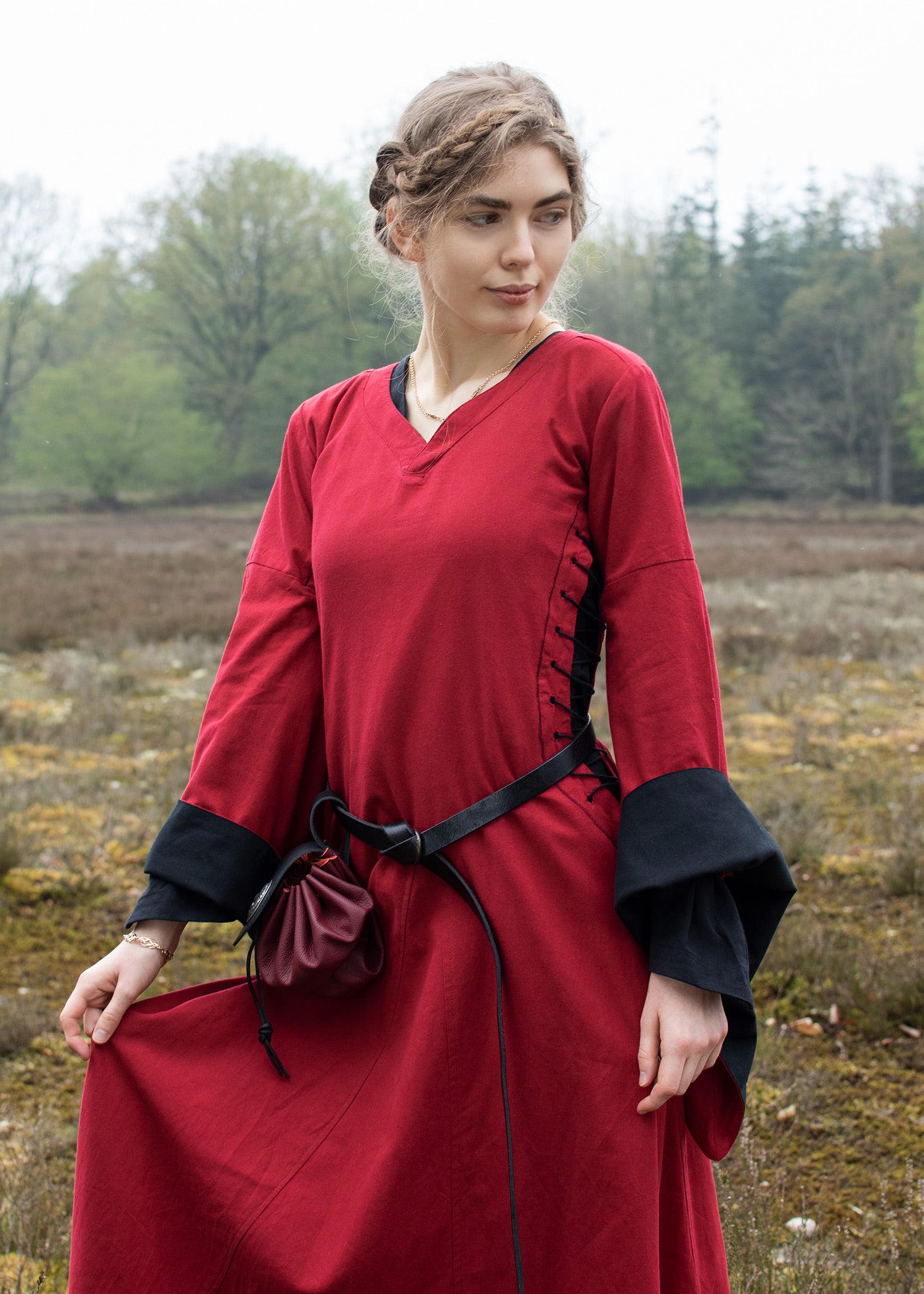 Imagen única de: Vestido Medieval Con Ventanas Del Infierno, Bliaut Amal, Rojo/negro