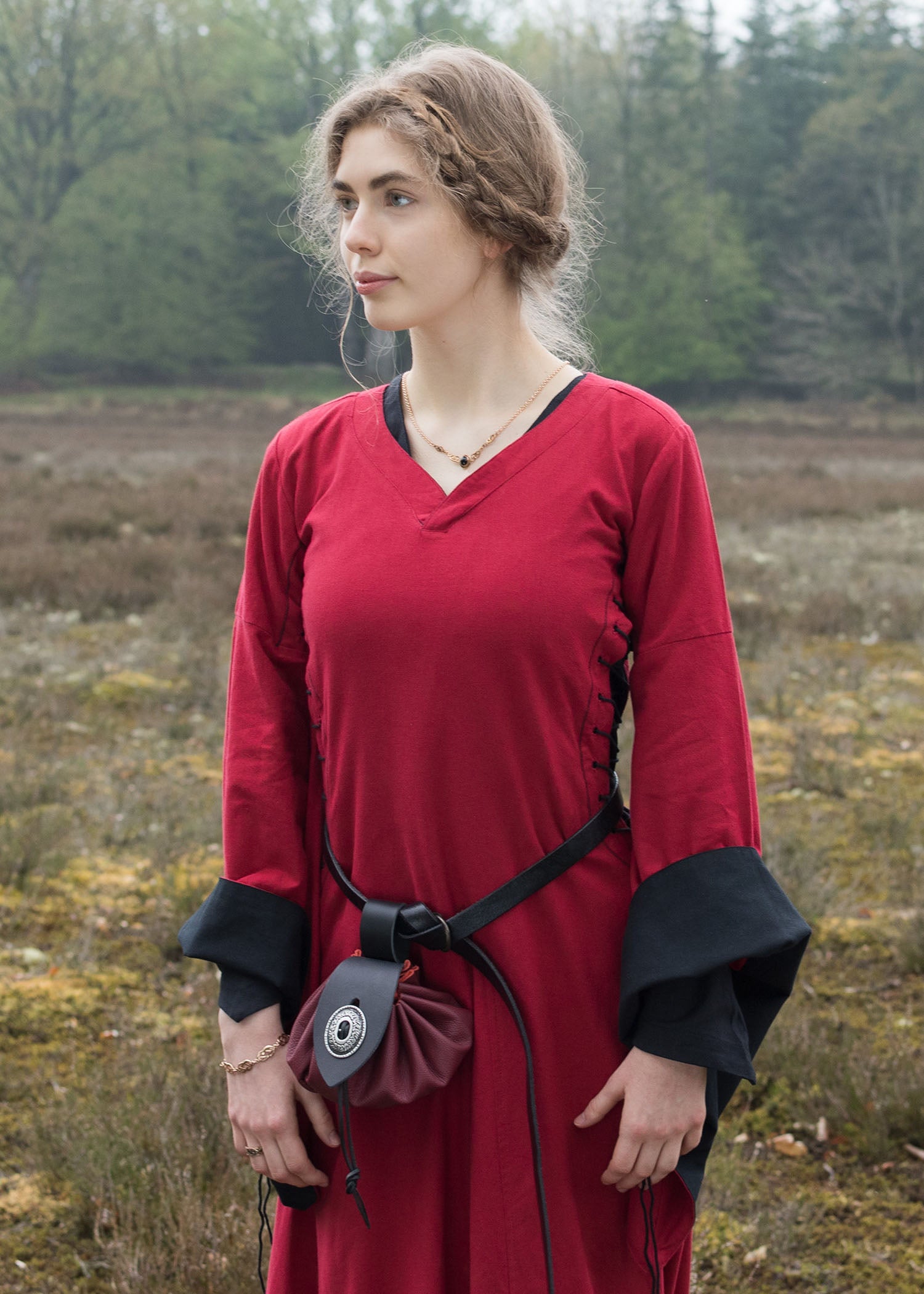 Imagen única de: Vestido Medieval Con Ventanas Del Infierno, Bliaut Amal, Rojo/negro