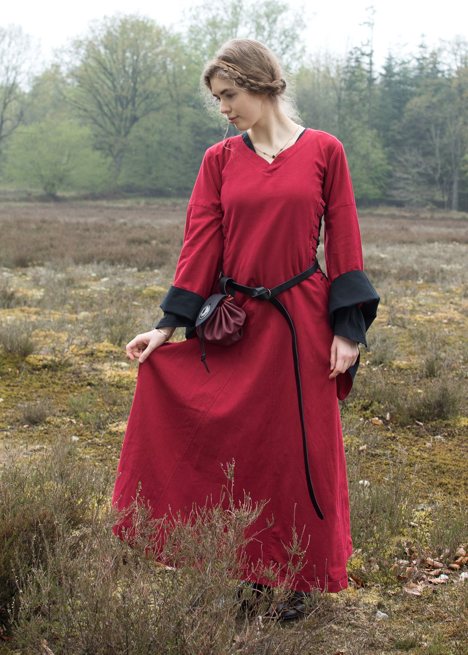 Imagen única de: Vestido Medieval Con Ventanas Del Infierno, Bliaut Amal, Rojo/negro