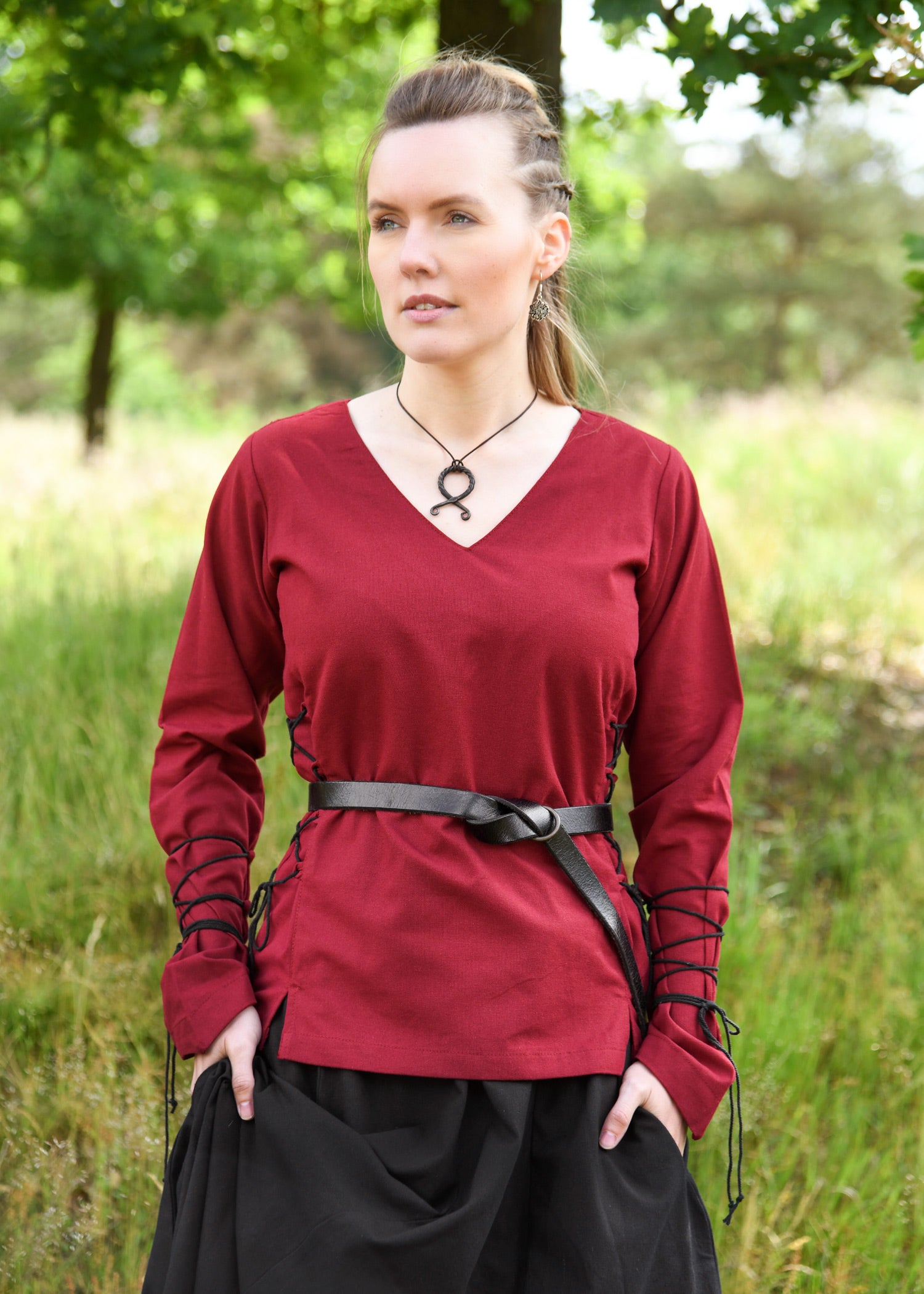 Imagen 1 - Blusa Medieval Aila Con Cordones, Rojo Vino