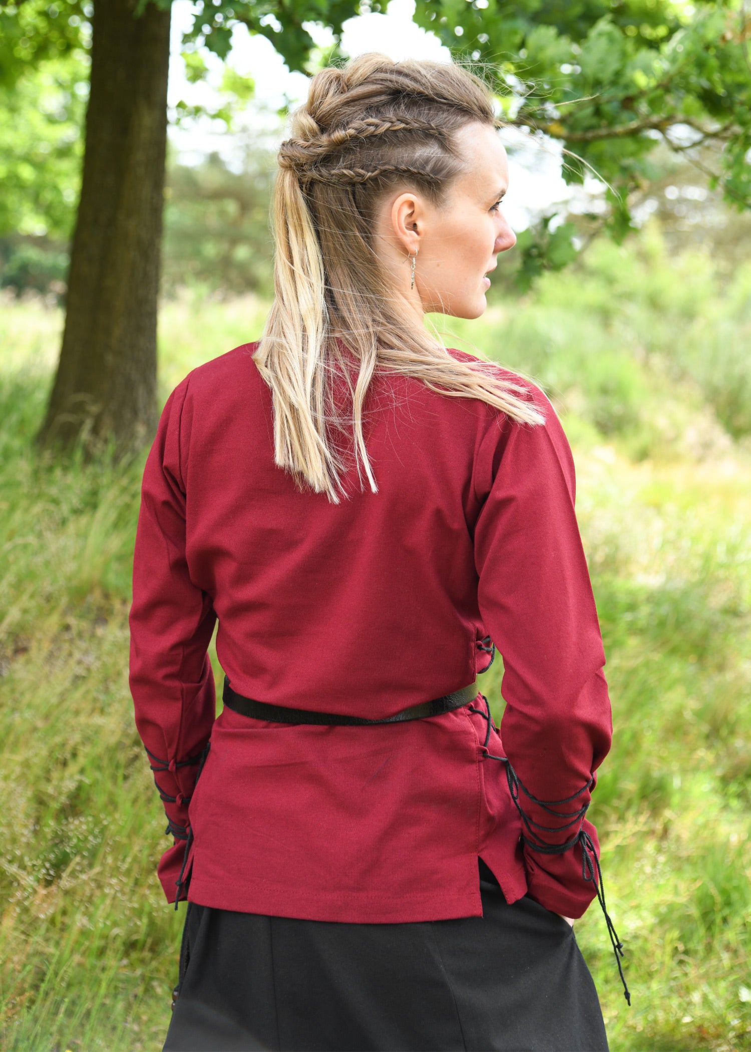 Imagen 3 - Blusa Medieval Aila Con Cordones, Rojo Vino