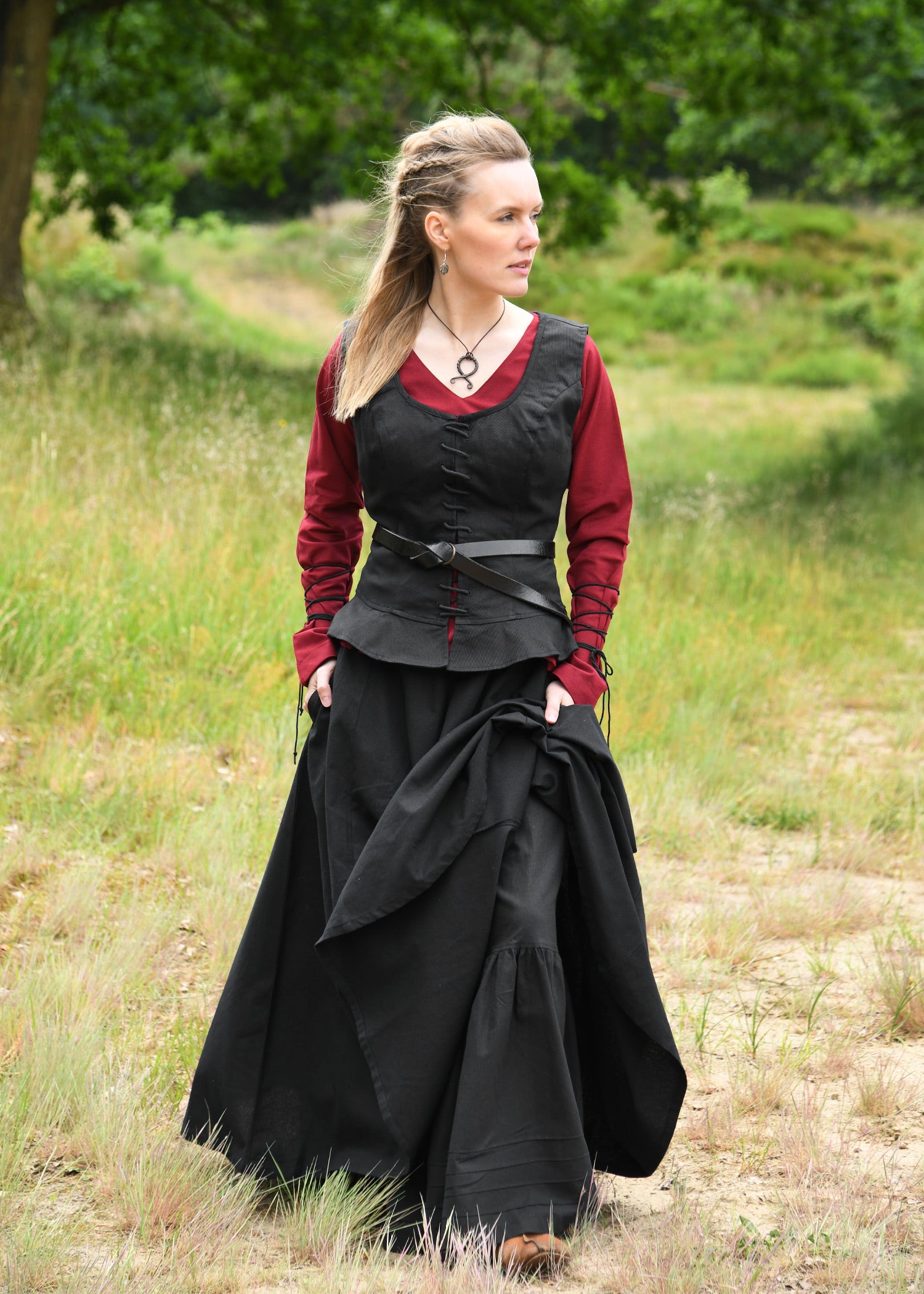 Imagen 6 - Blusa Medieval Aila Con Cordones, Rojo Vino