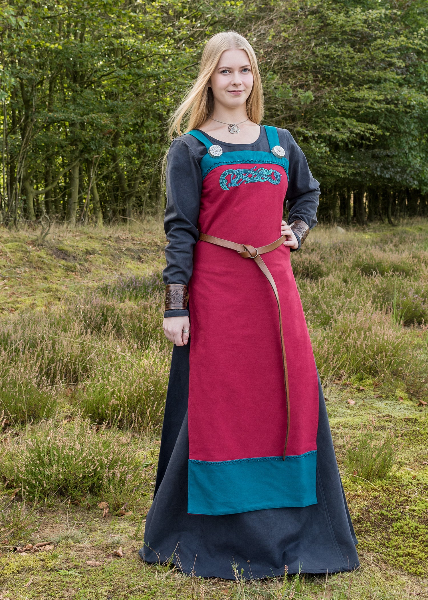 Imagen única de: Pichi Vikingo / Vestido Delantal Hilja Con Bordado, Rojo