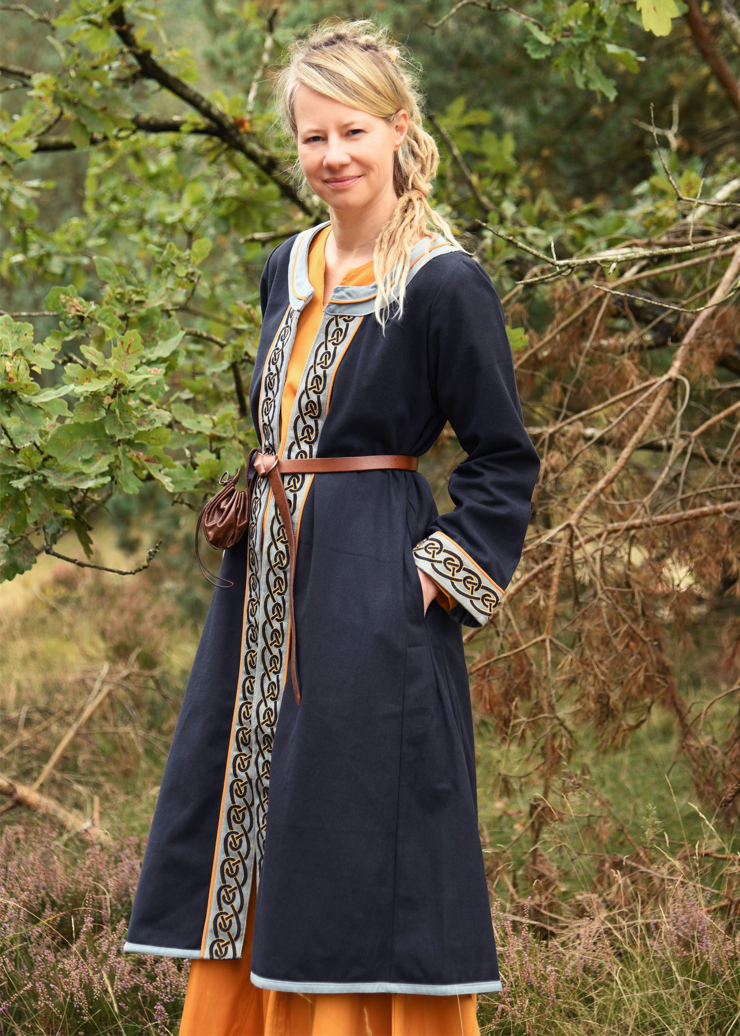 Imagen única de: Abrigo Vikingo Bordado Ella, Azul Oscuro