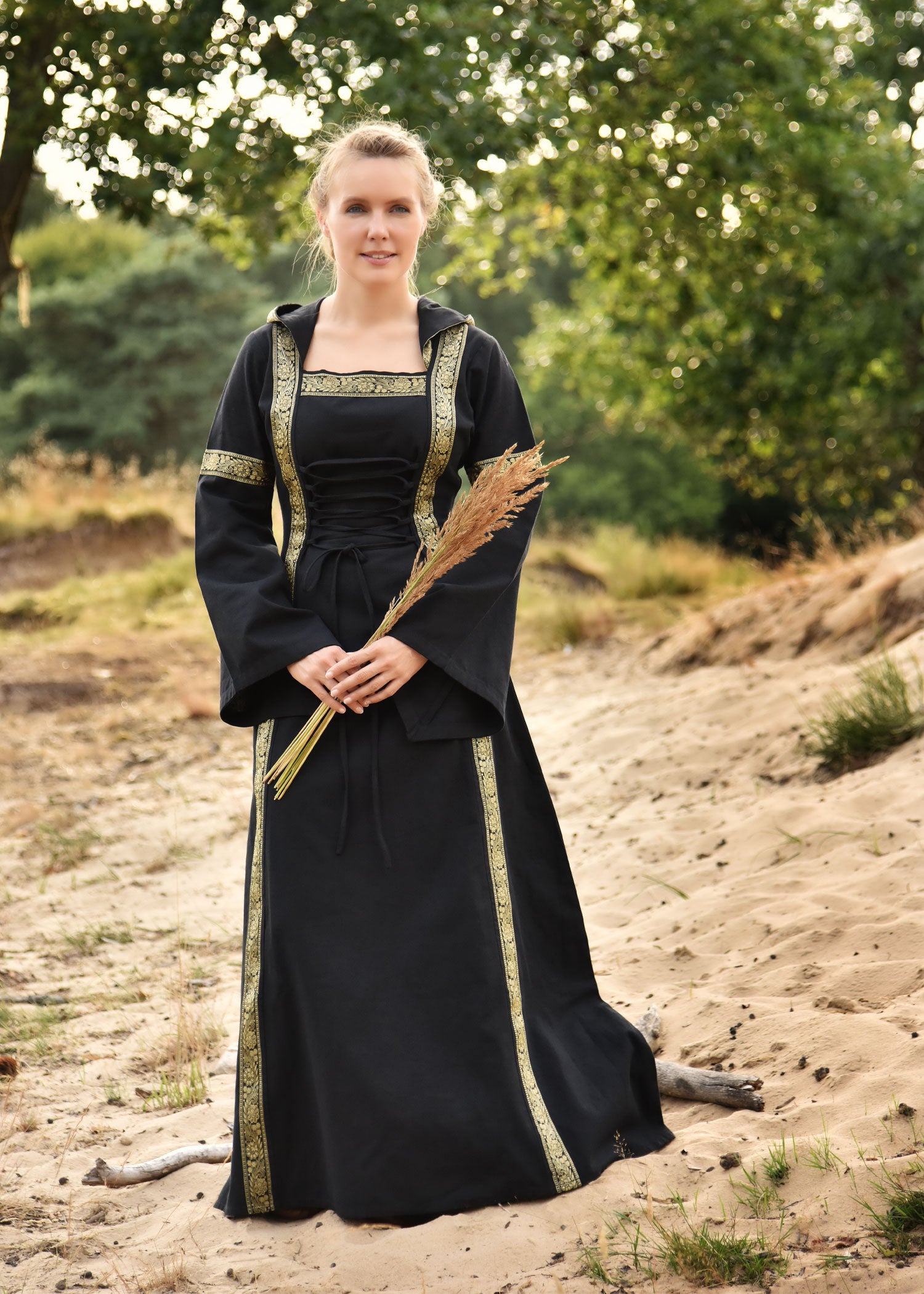 Imagen única de: Vestido Medieval Eleanor Con Capucha, Negro