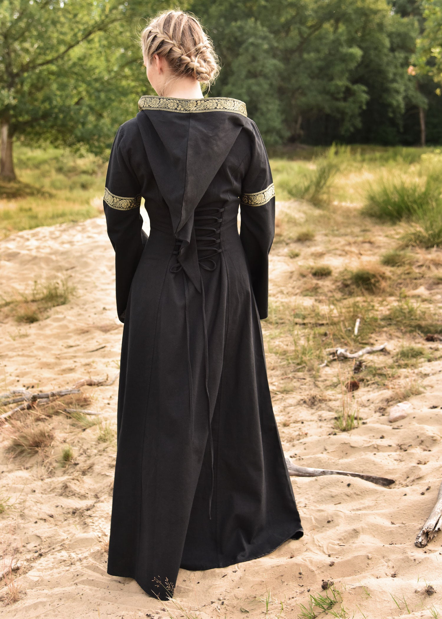 Imagen única de: Vestido Medieval Eleanor Con Capucha, Negro