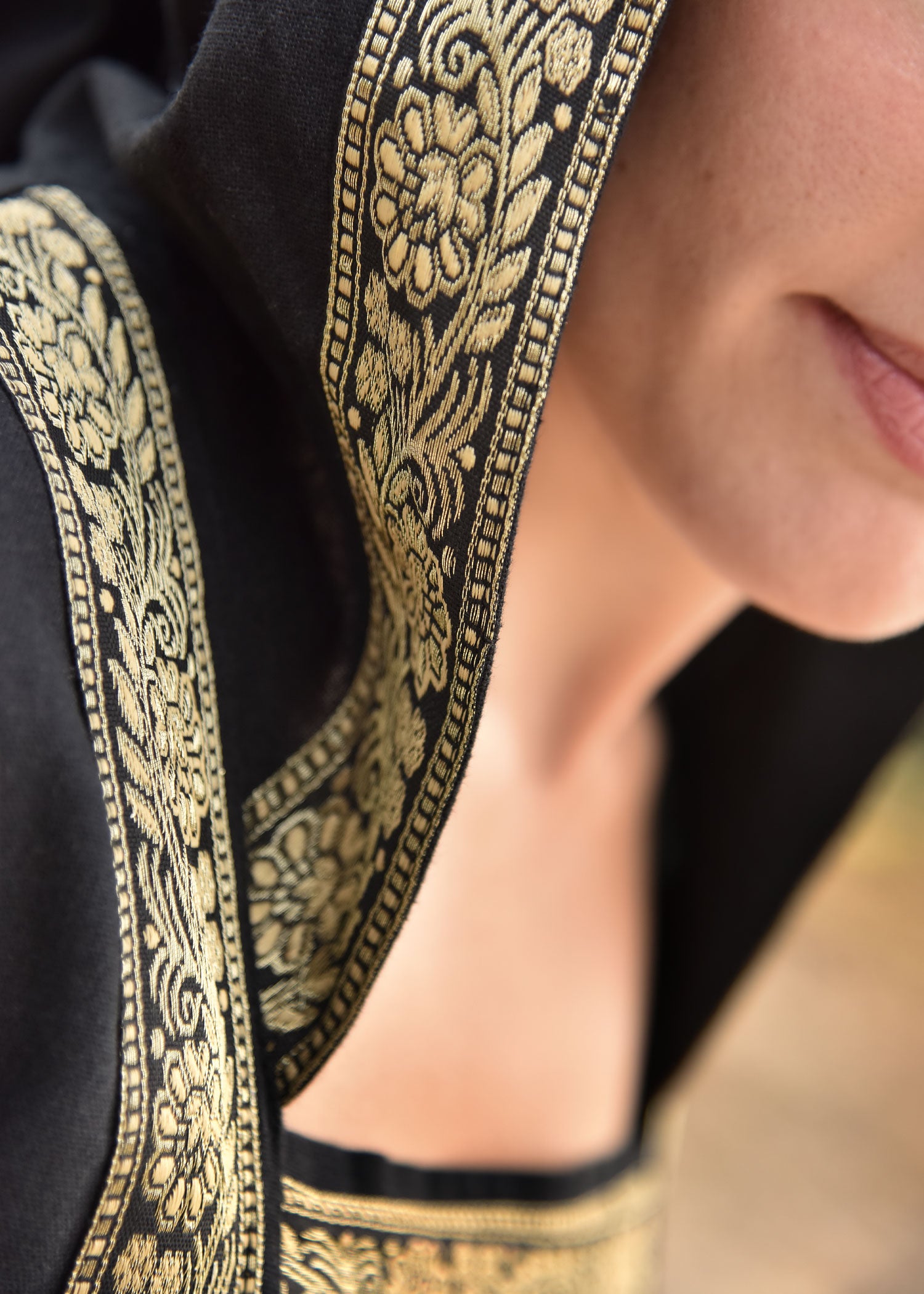 Imagen única de: Vestido Medieval Eleanor Con Capucha, Negro