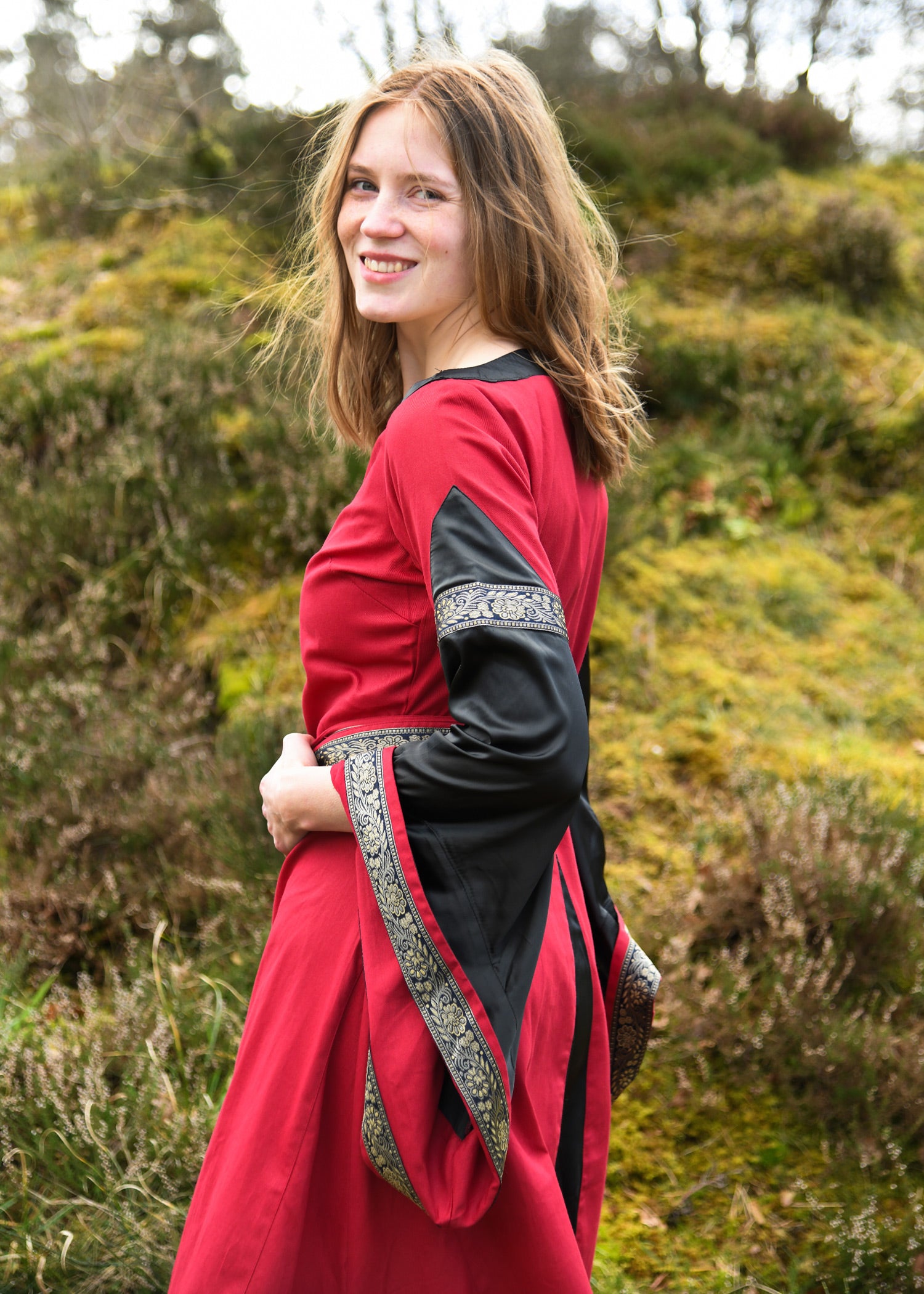 Imagen única de: Vestido Medieval Noble, Bliaut Josephine, Rojo/negro