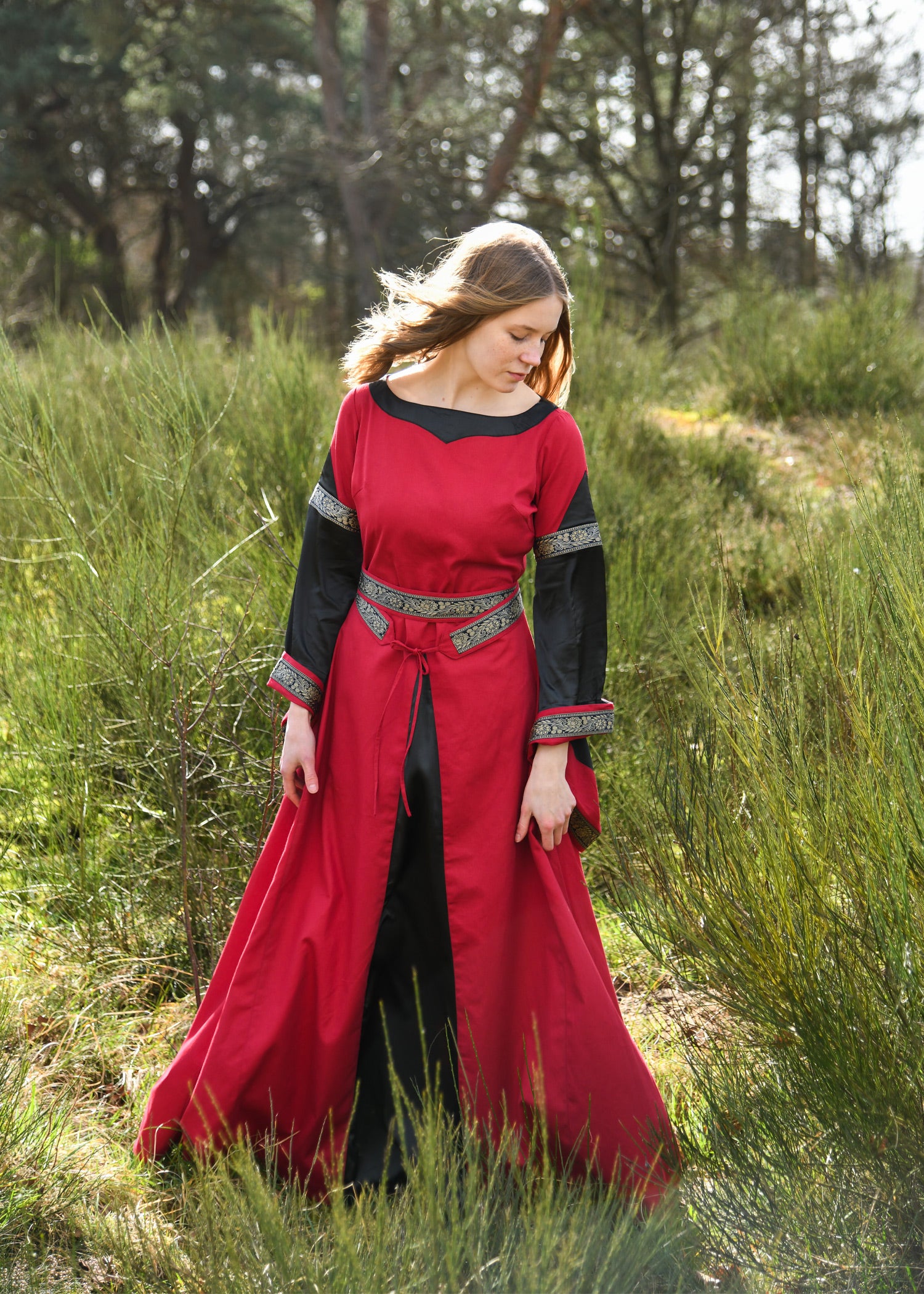 Imagen única de: Vestido Medieval Noble, Bliaut Josephine, Rojo/negro