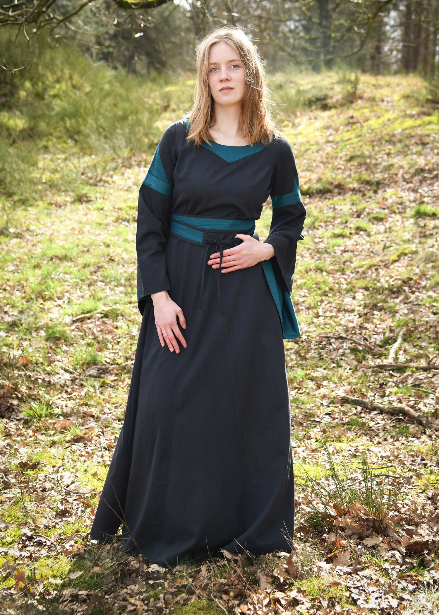 Imagen única de: Vestido Medieval Con Cinturón, Bliaut Konstanze, Azul Oscuro
